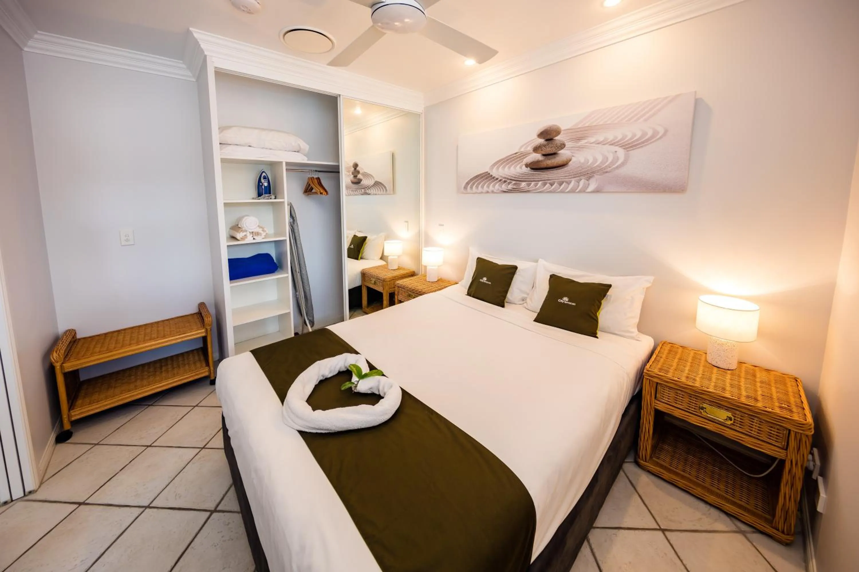 Bedroom, Bed in City Terraces Cairns