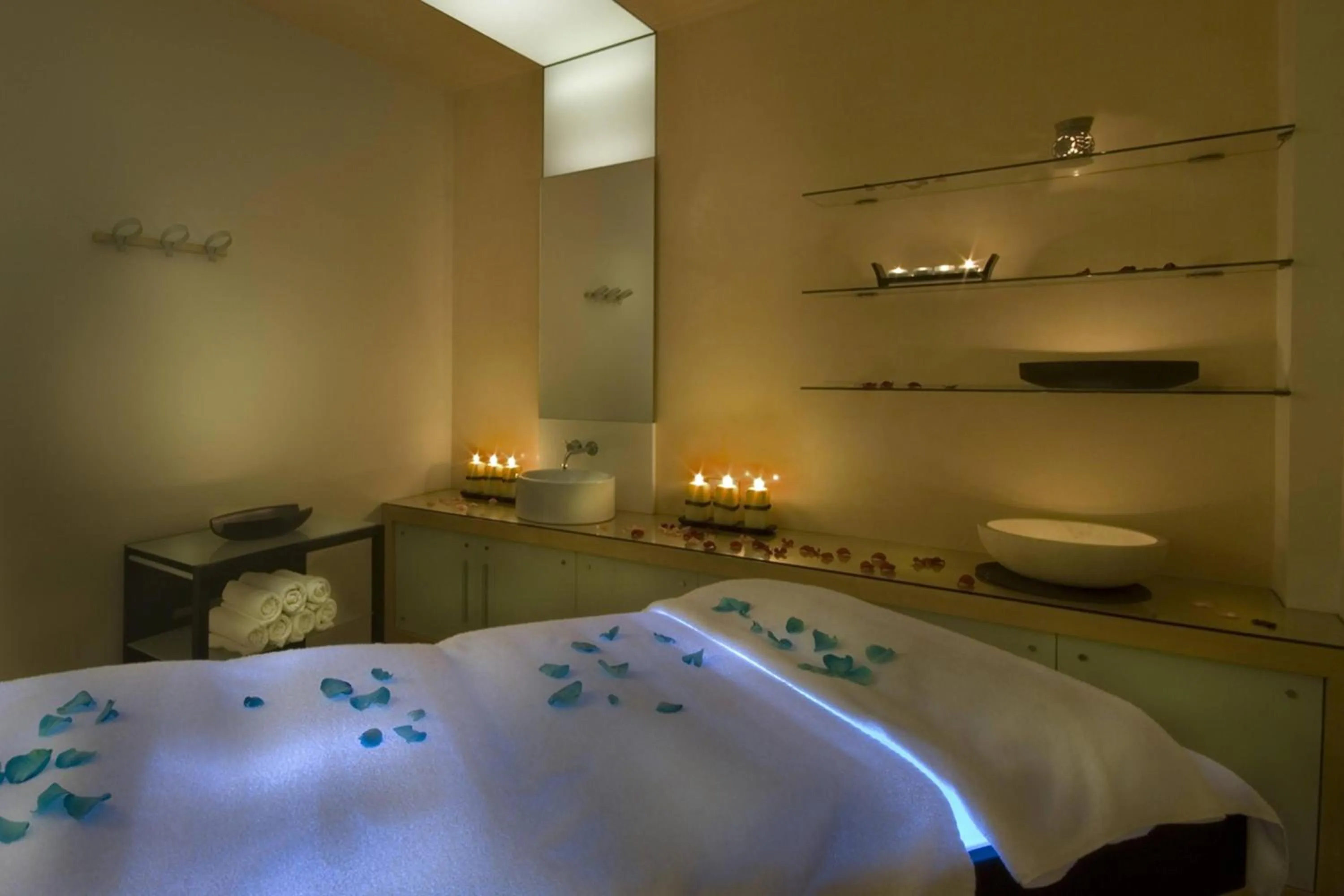 Spa and wellness centre/facilities, Bed in Sheraton Dammam Hotel & Convention Centre