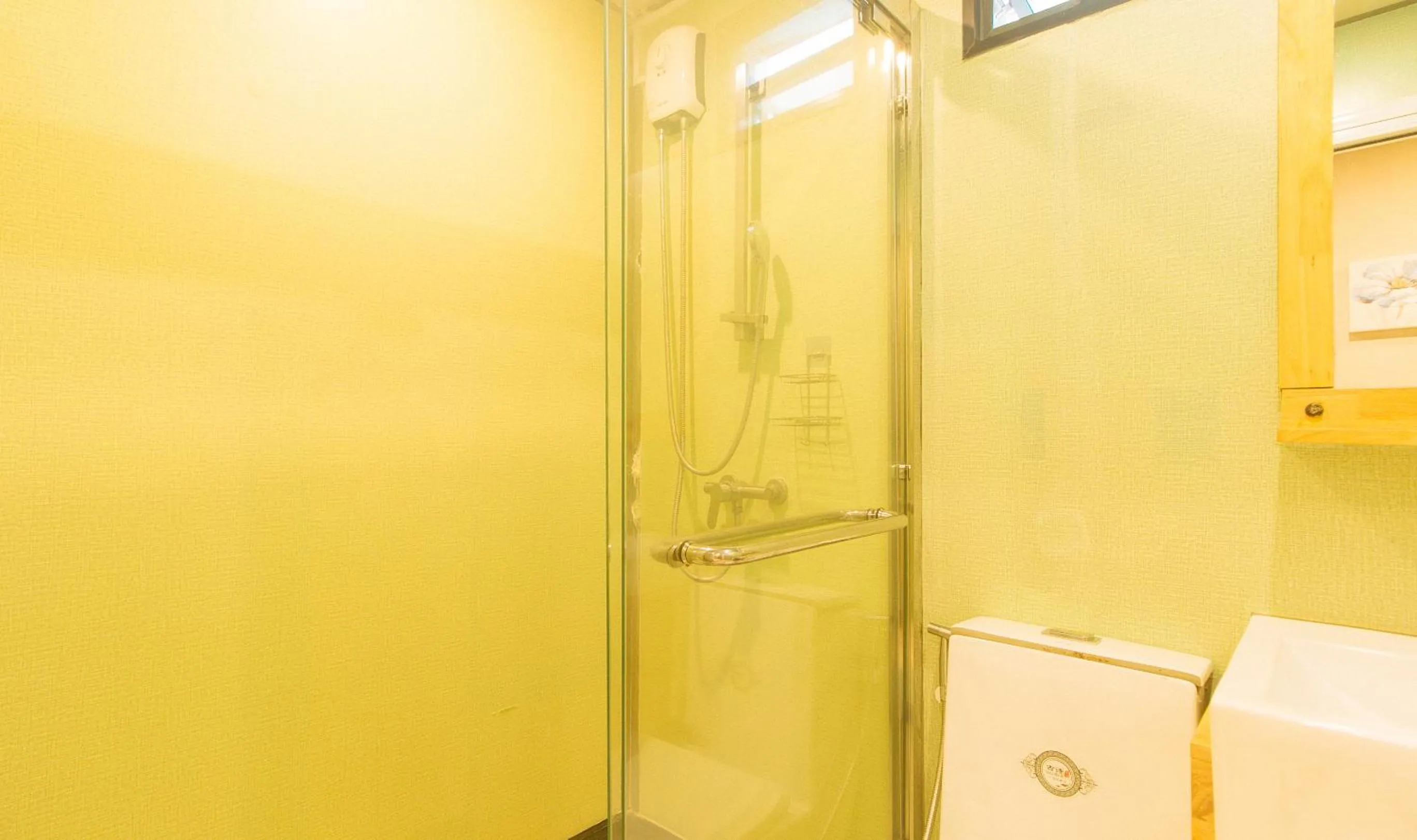 Bathroom in RedDoorz Plus @ AS Fortuna Cebu