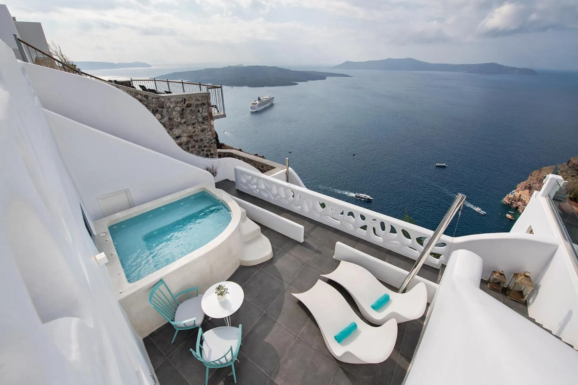 Hot Tub in Athina Luxury Suites