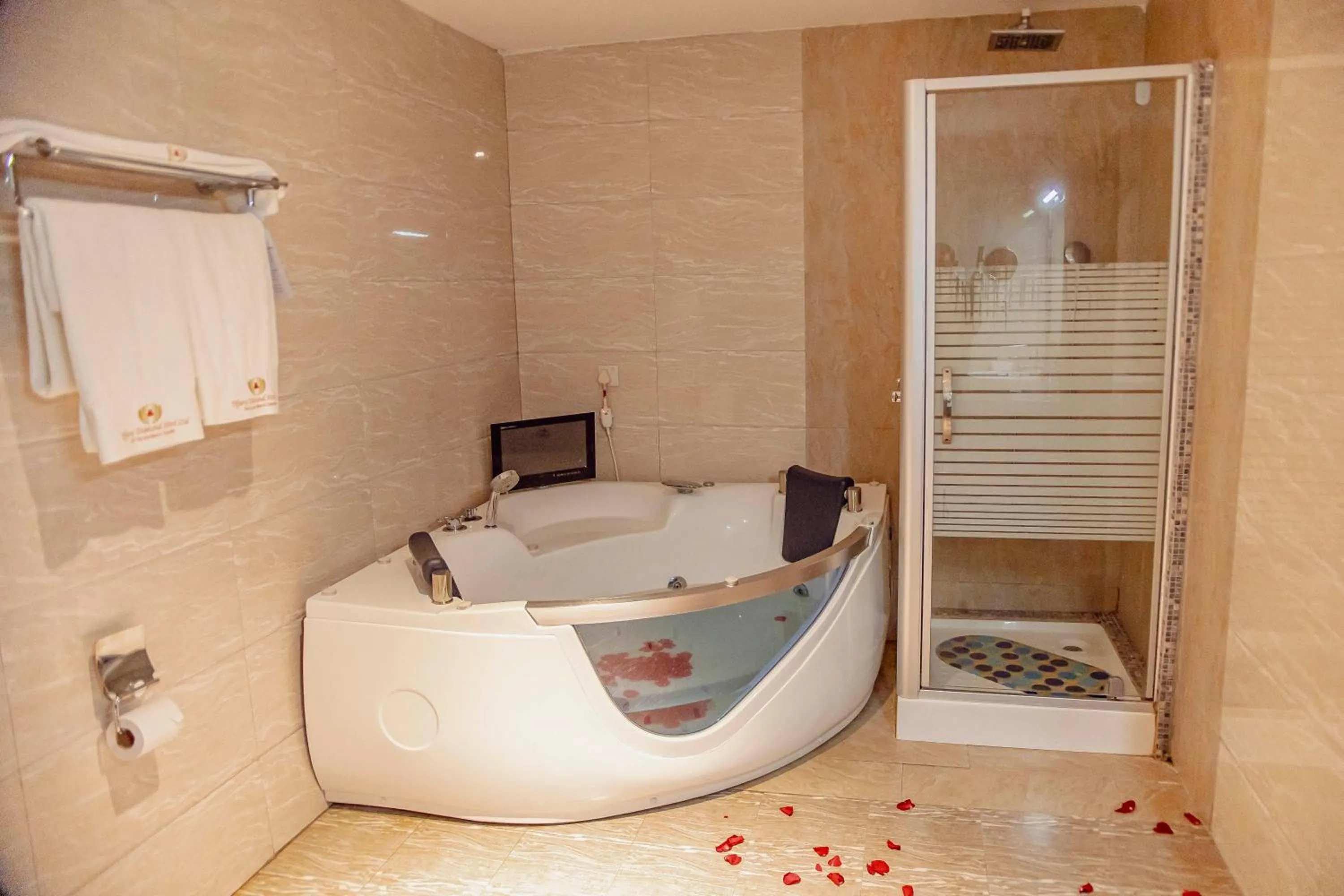 Hot Tub in Tiffany Diamond Hotels LTD - Makunganya