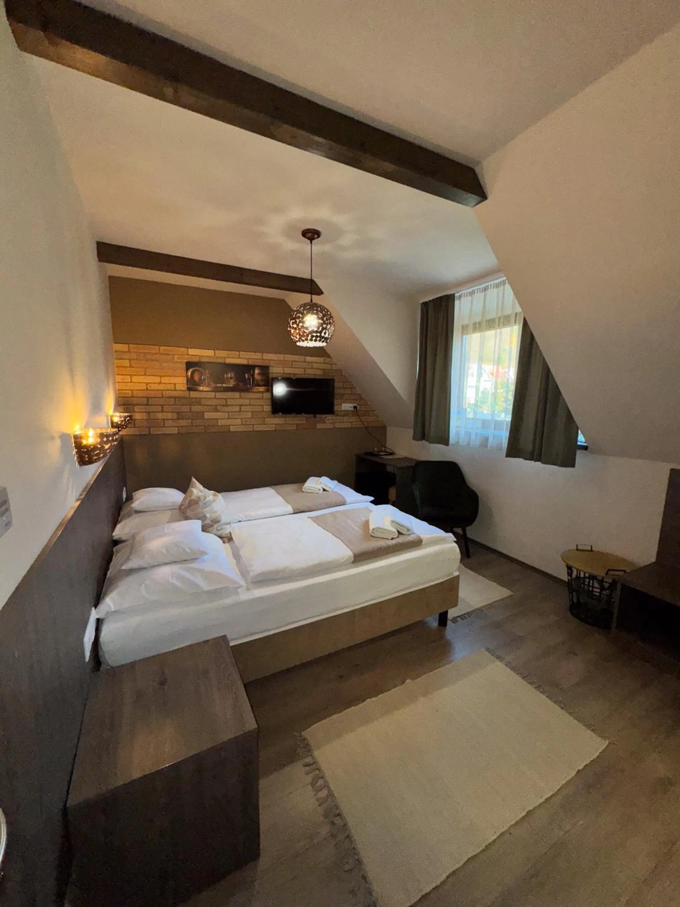 Bed in Dreko Panzió & Borbisztró