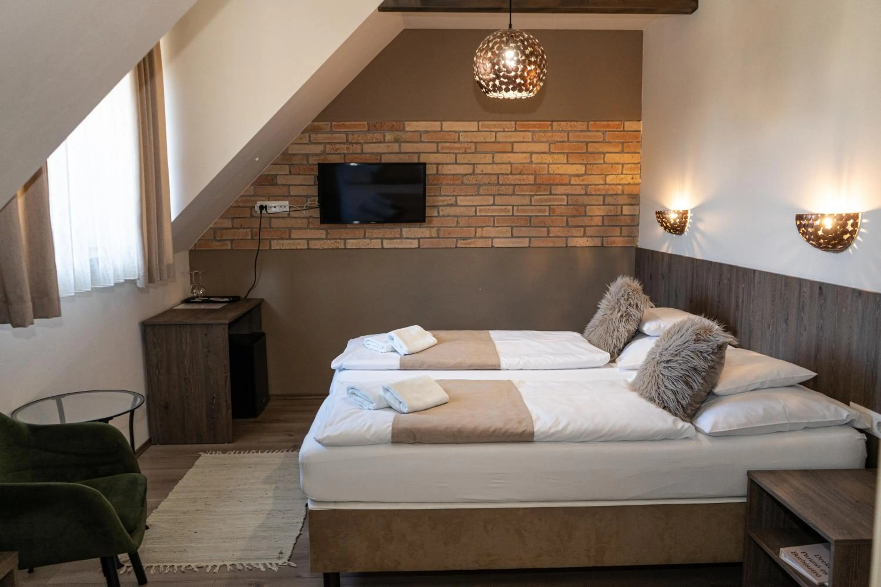 Bed in Dreko Panzió & Borbisztró