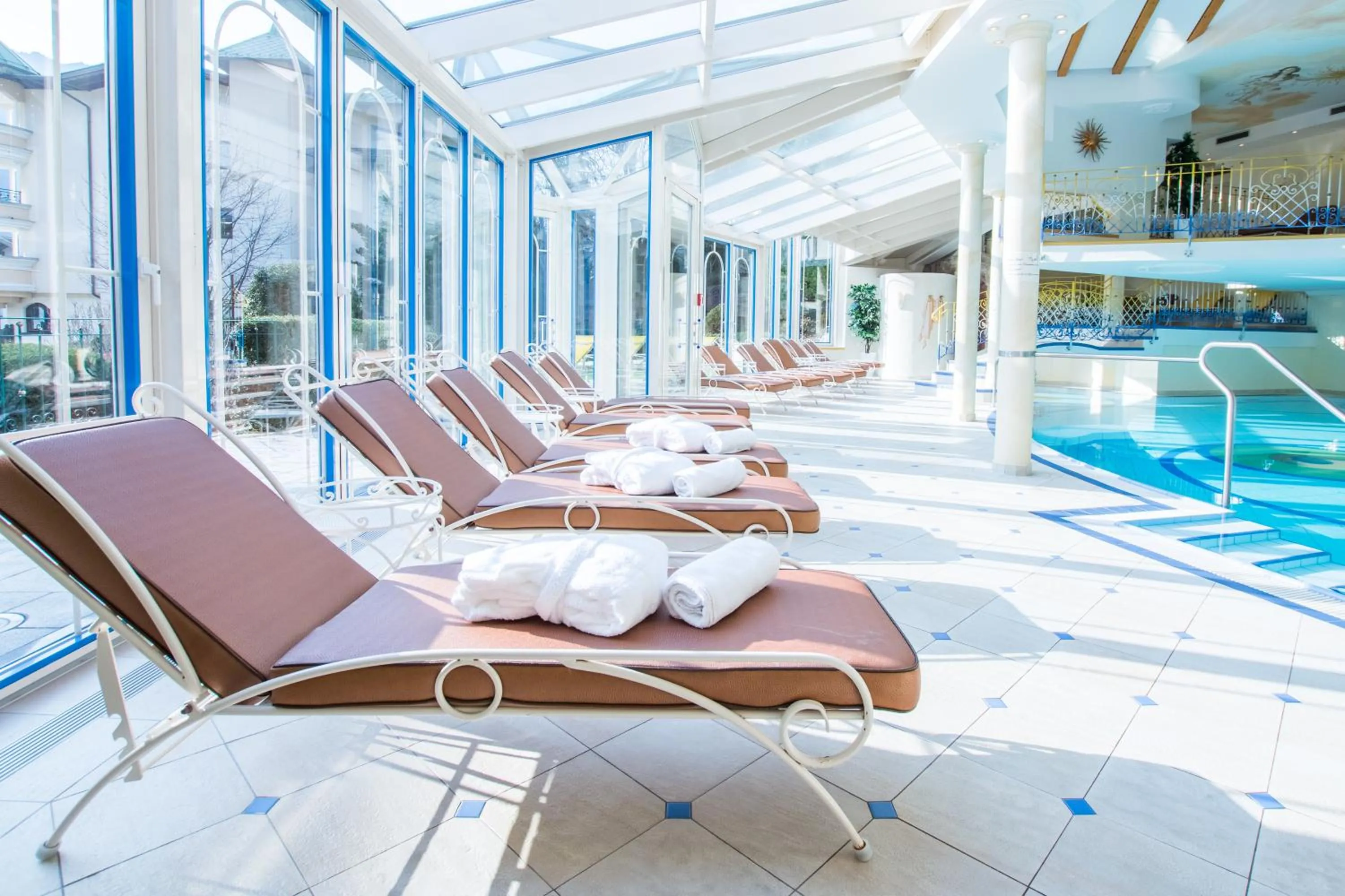 Swimming pool in Hotel Neue Post