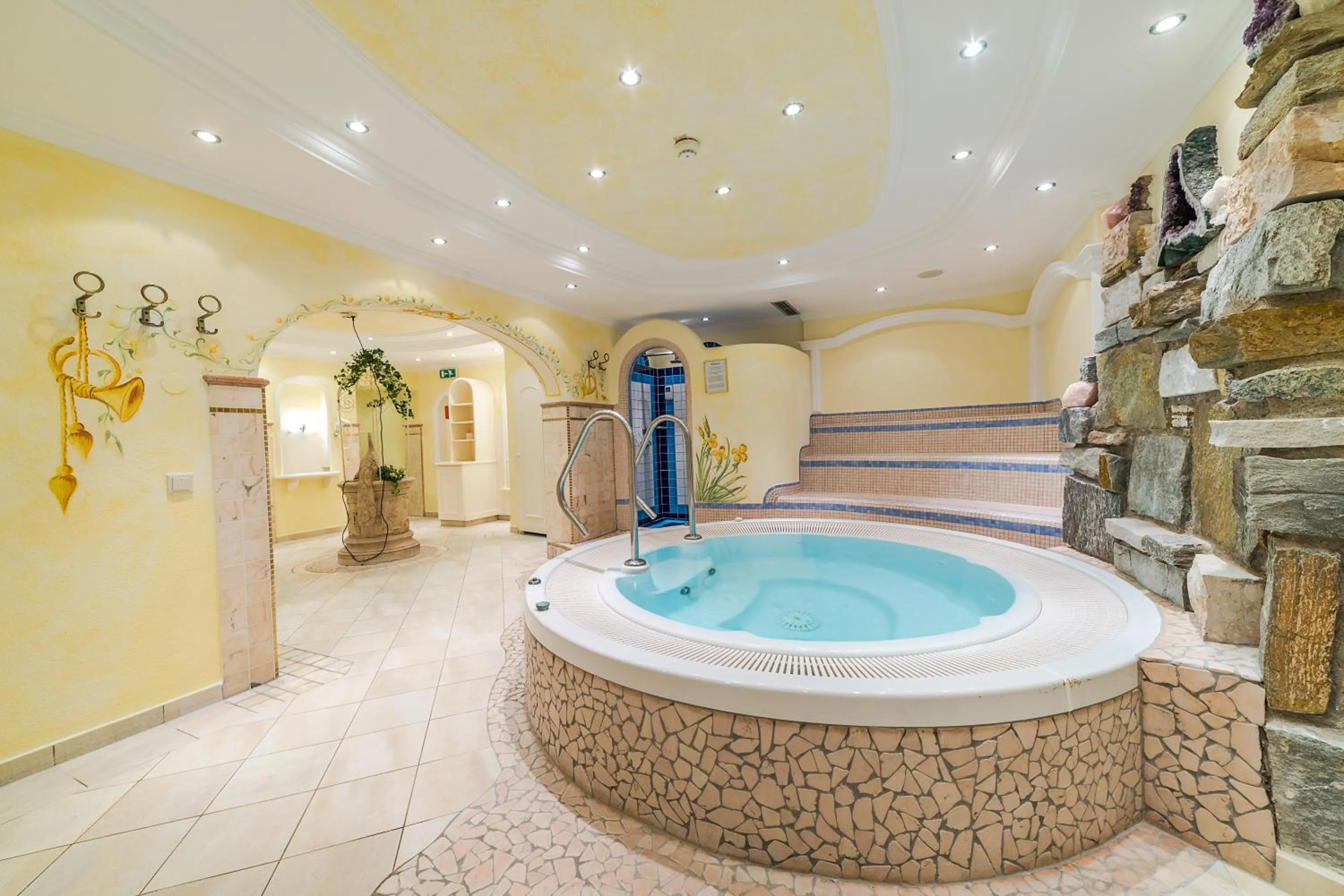 Hot Tub in Hotel Neue Post