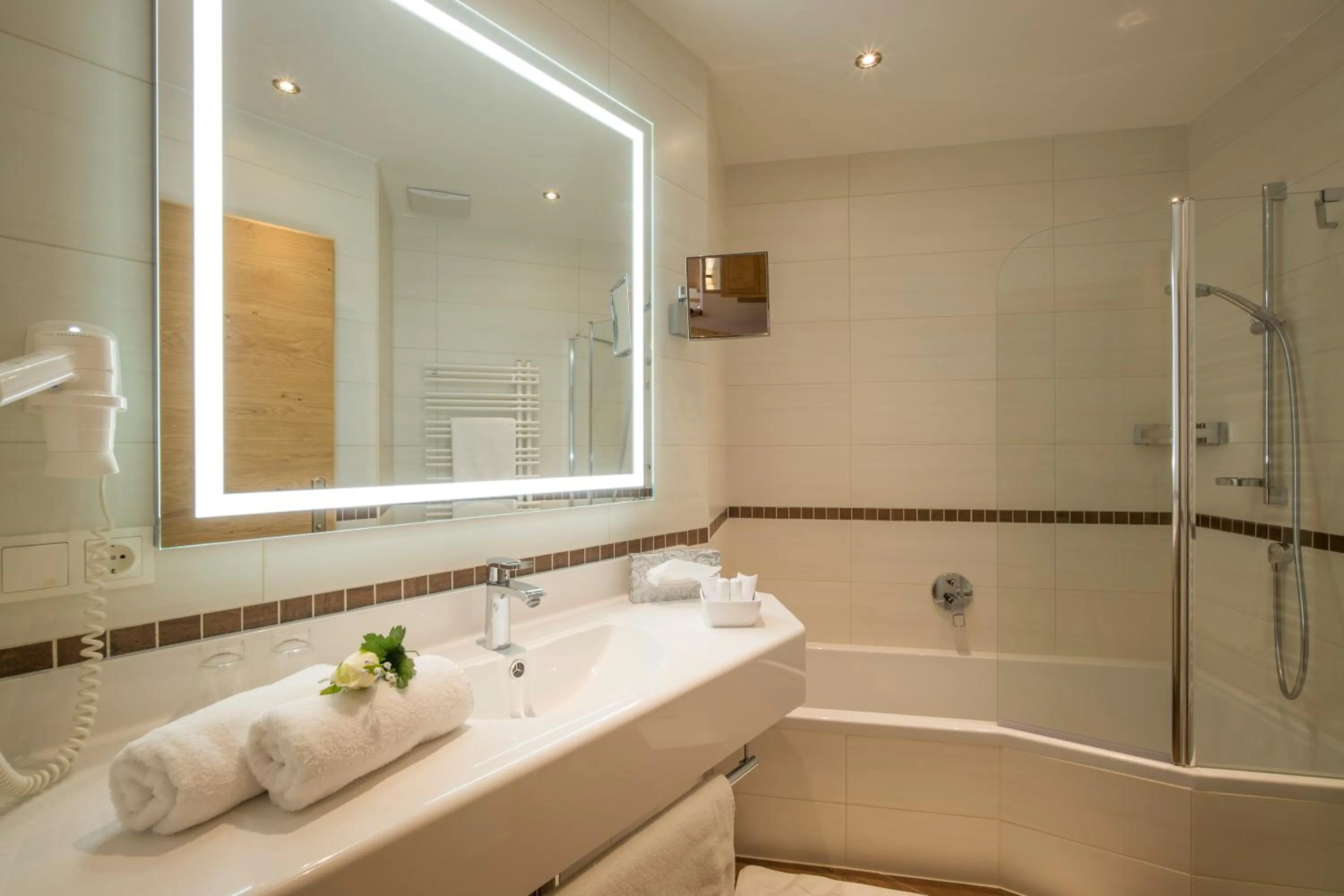 Shower in Hotel Neue Post