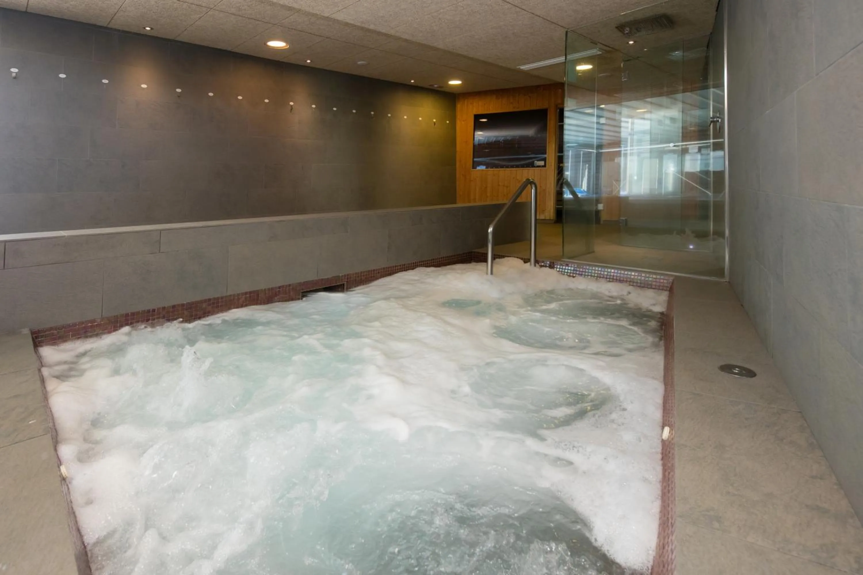 Hot Spring Bath in Hotel Thalasso Cantabrico Las Sirenas 4 Superior