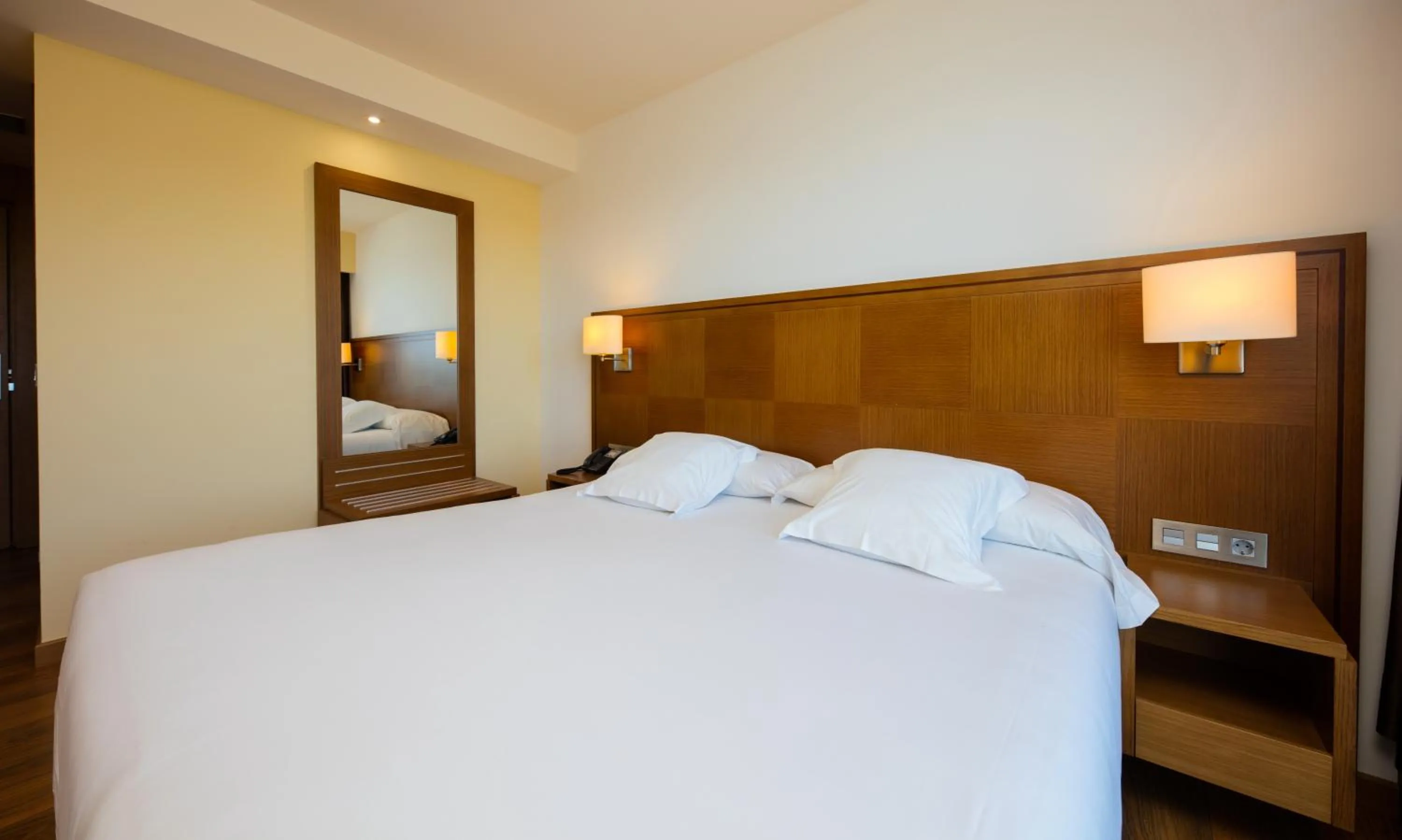 Bed in Hotel Thalasso Cantabrico Las Sirenas 4 Superior