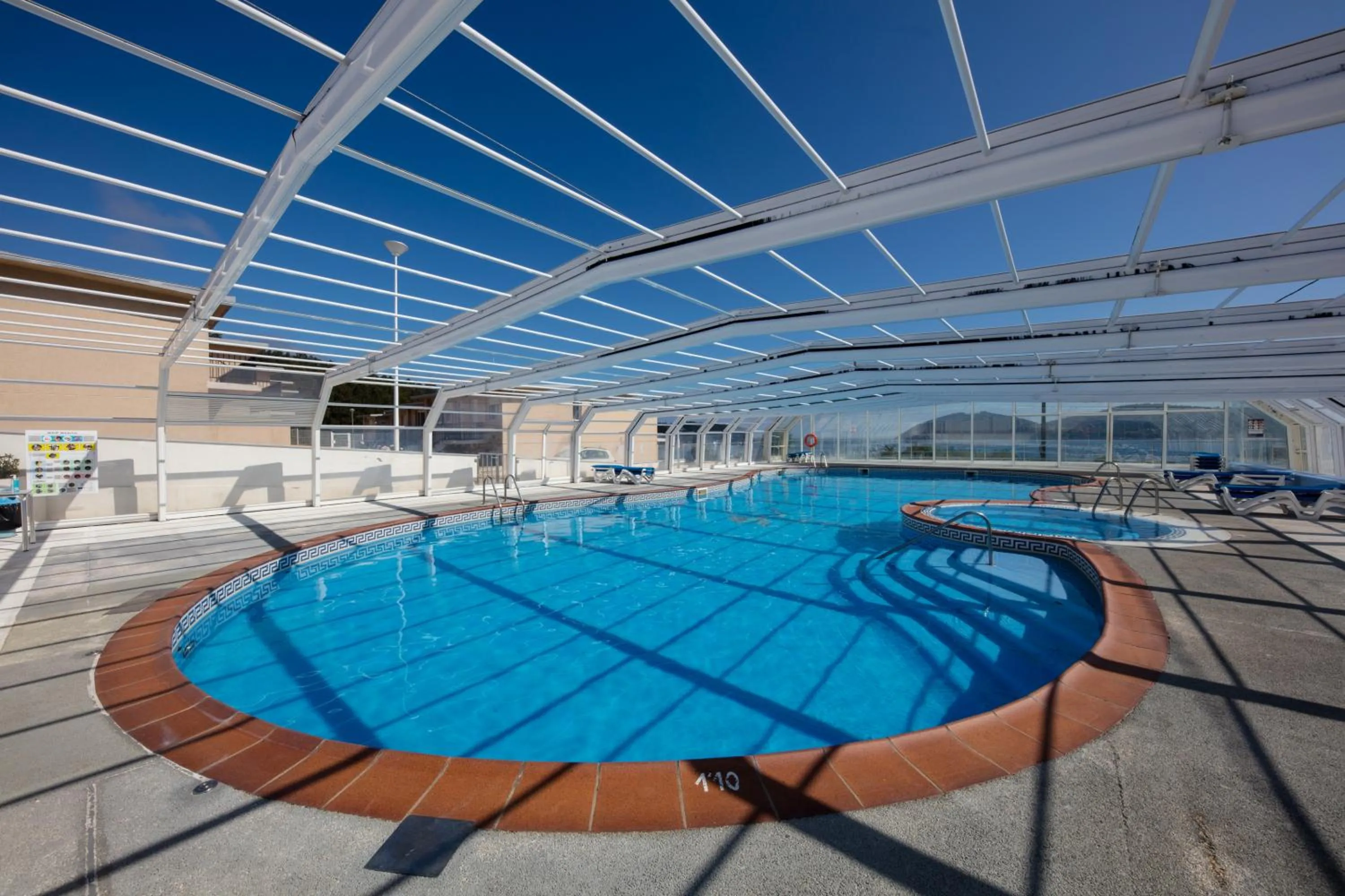 Swimming pool in Hotel Thalasso Cantabrico Las Sirenas 4 Superior