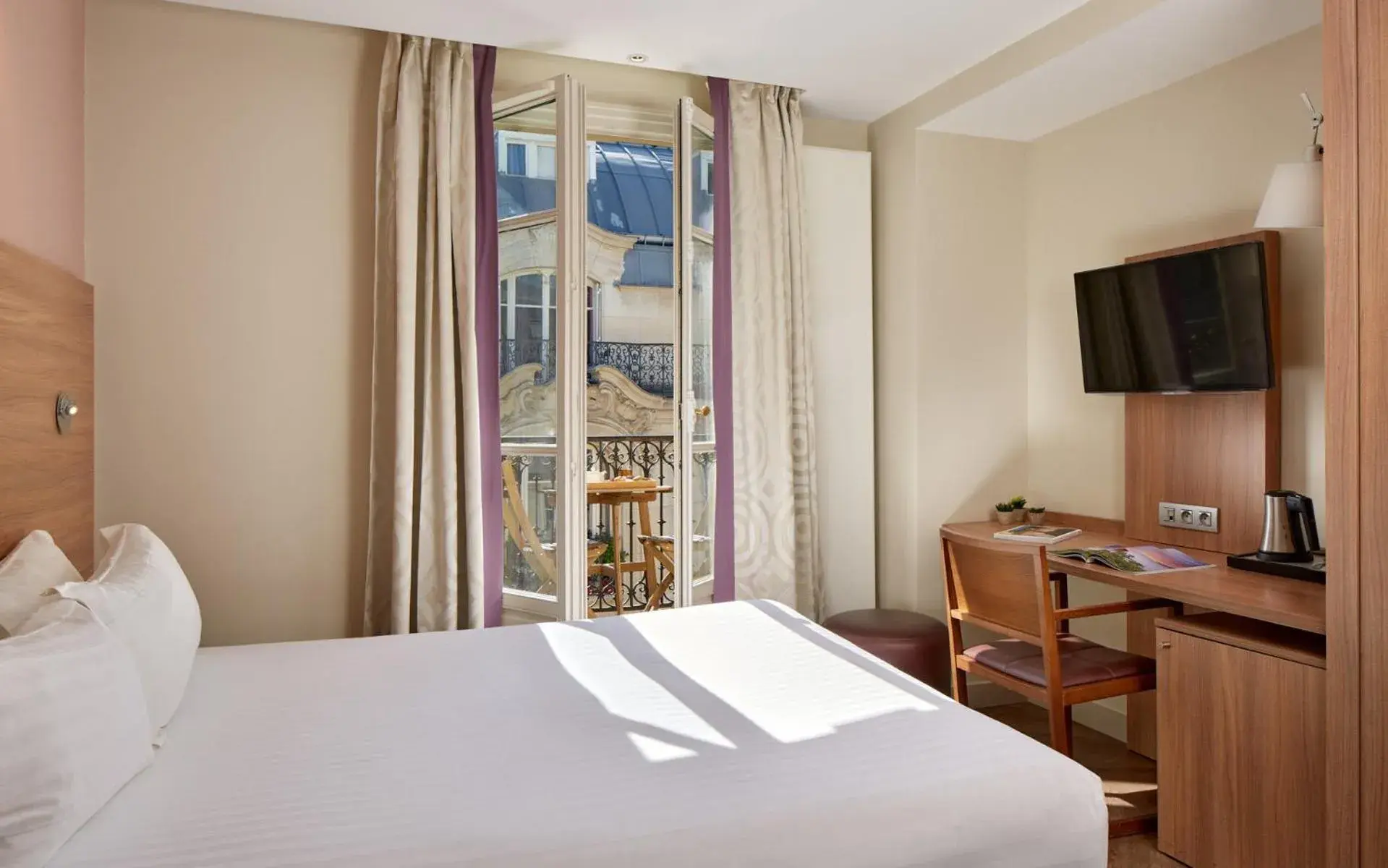 Classic Room with Balcony in Hôtel de Sévigné Classic Room with Balcony in Hôtel de Sévigné