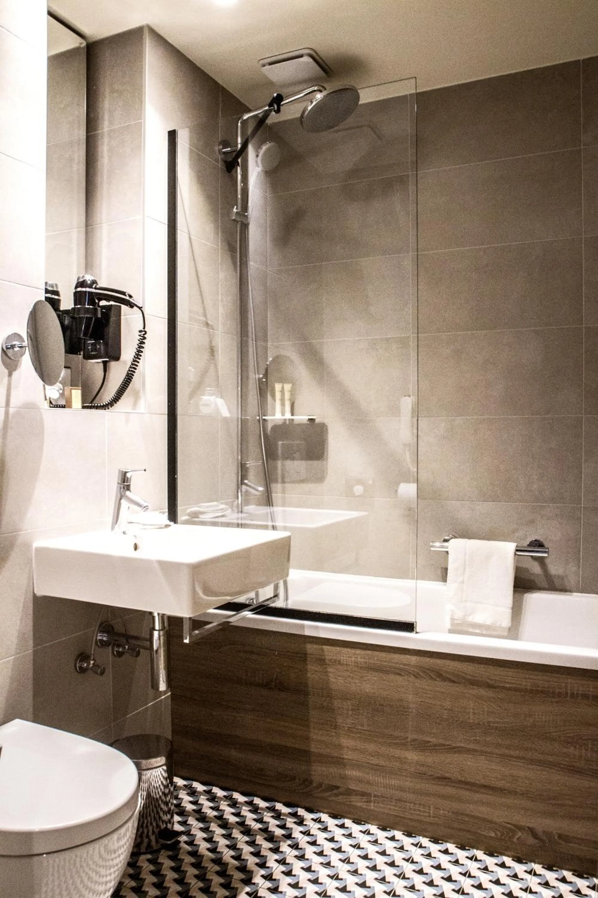 Shower in Hôtel de Sévigné