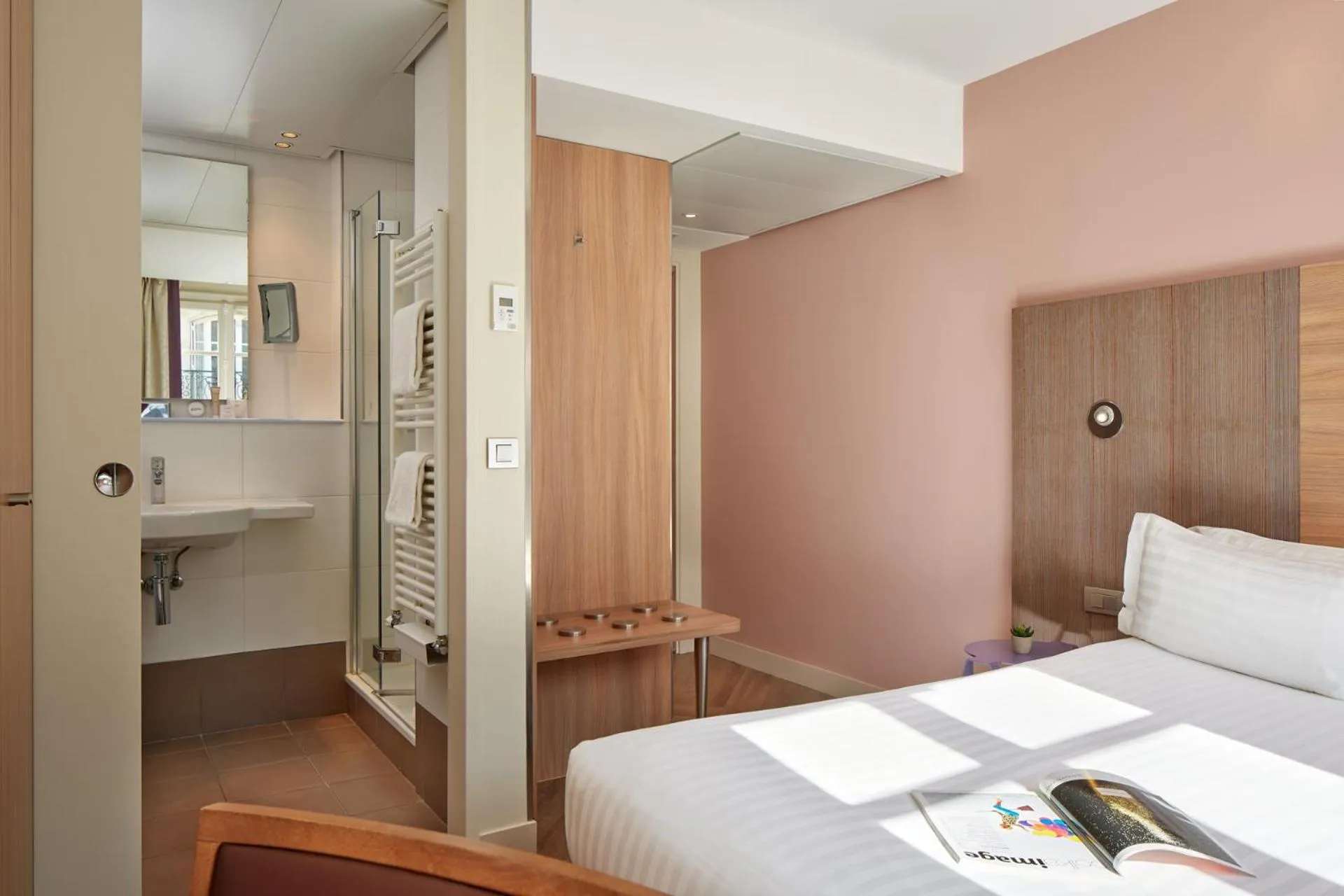 Bed in Hôtel de Sévigné