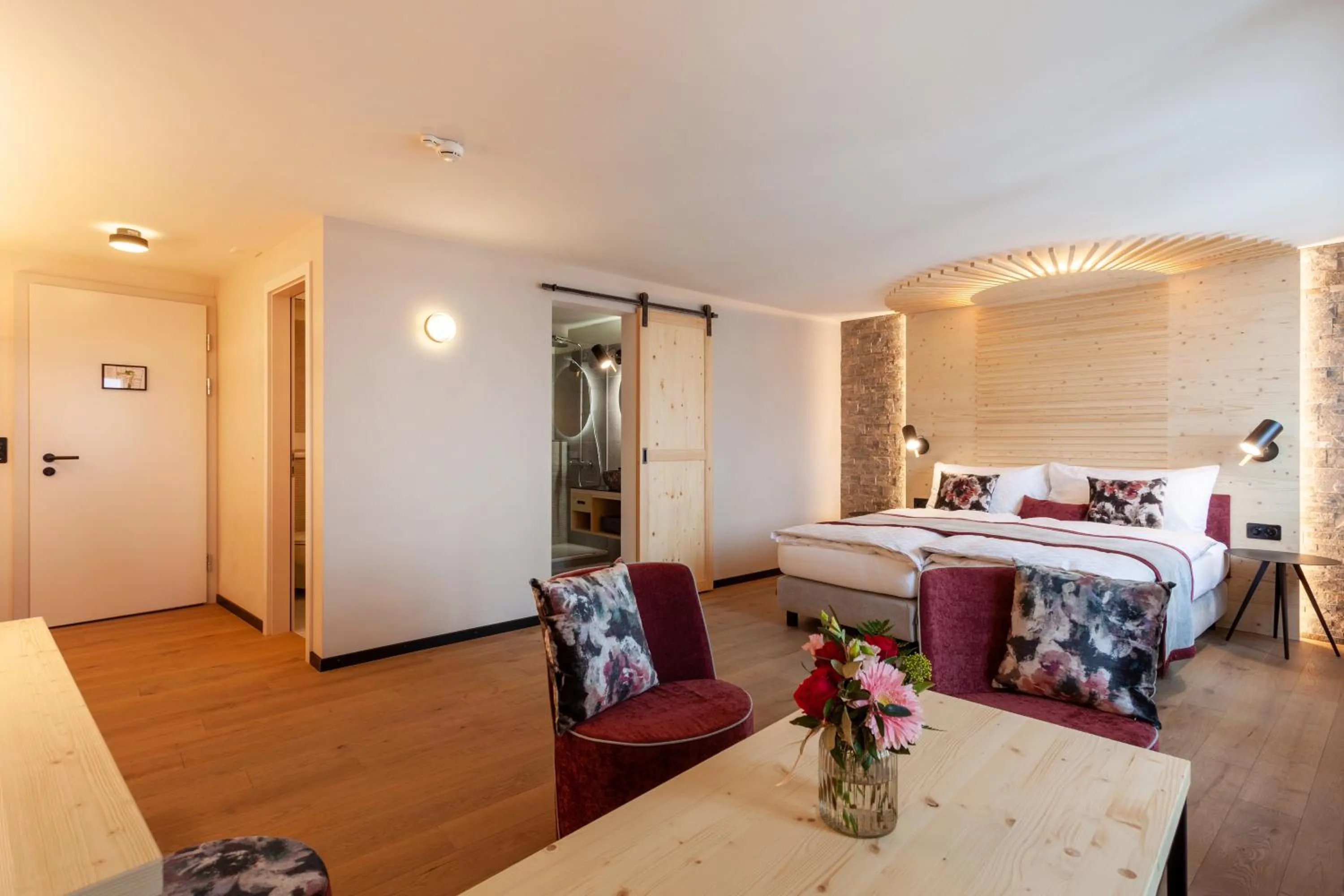 Photo of the whole room, Bed in Sonne Andermatt Swiss Quality Hotel