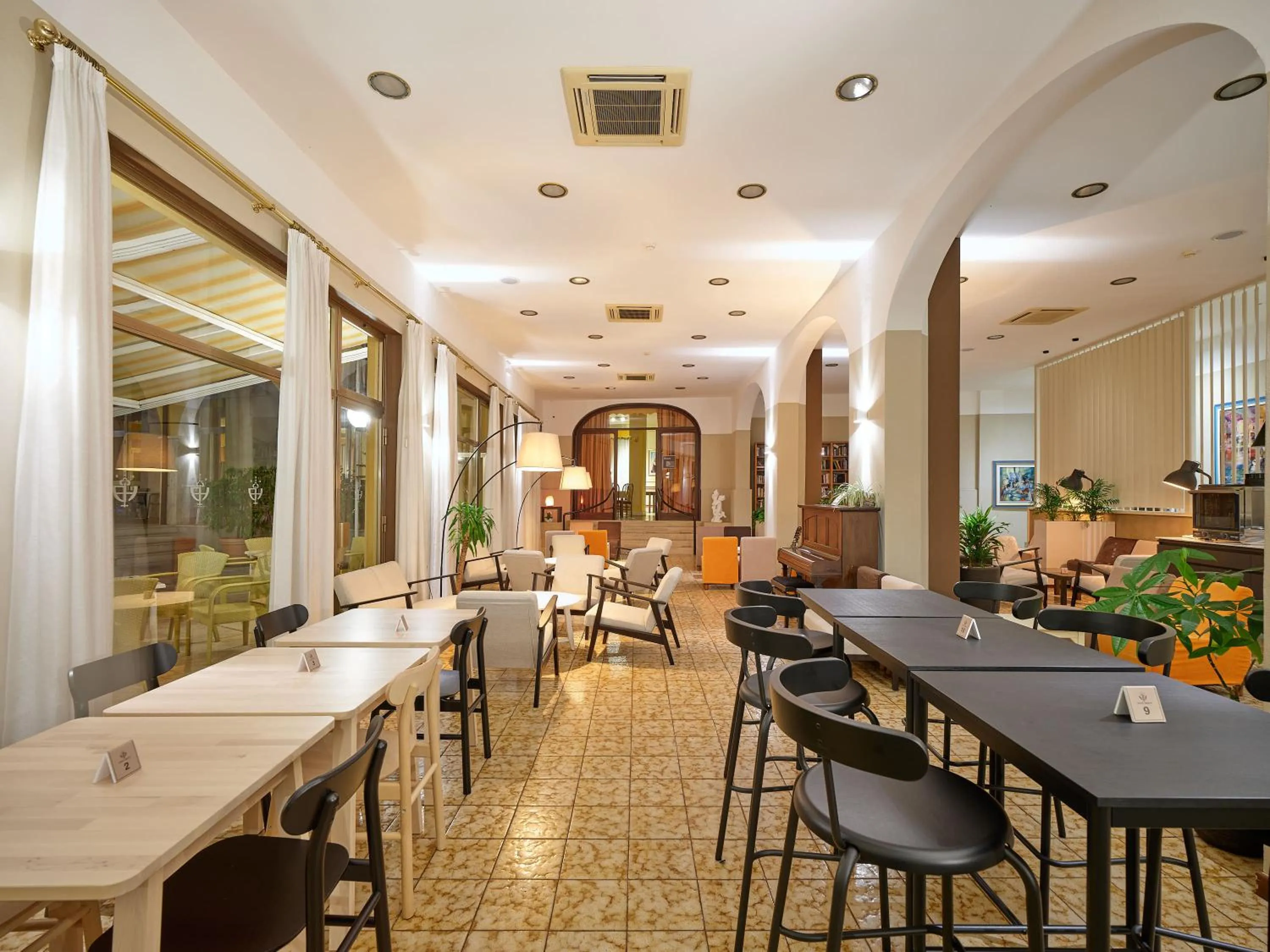Restaurant/places to eat in Hotel Bisesti ***S
