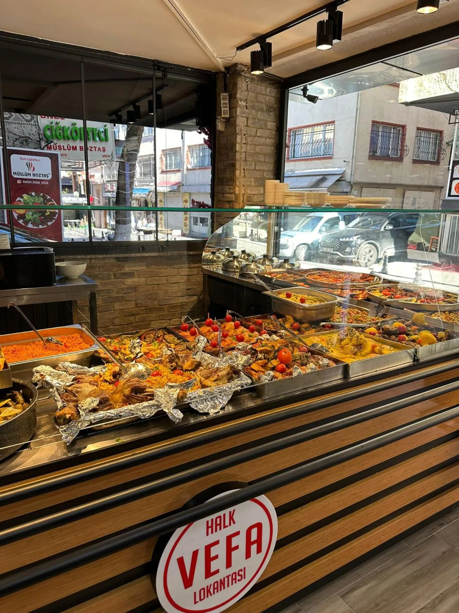 Restaurant/places to eat in The Queen Hotel