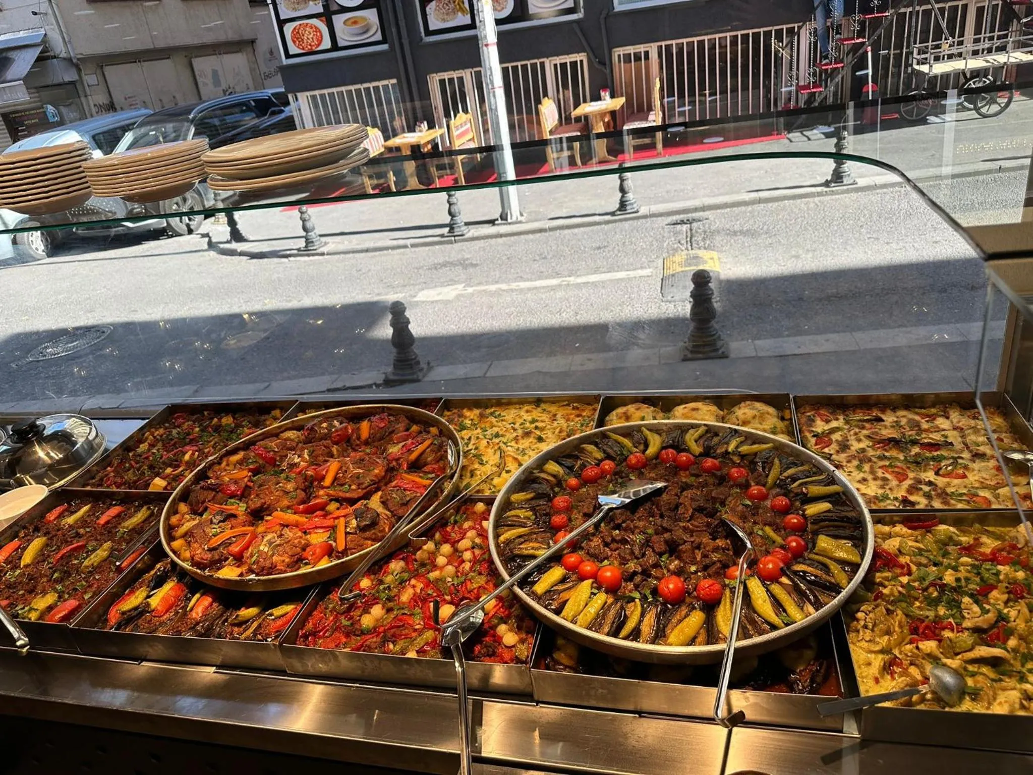 Restaurant/places to eat in The Queen Hotel