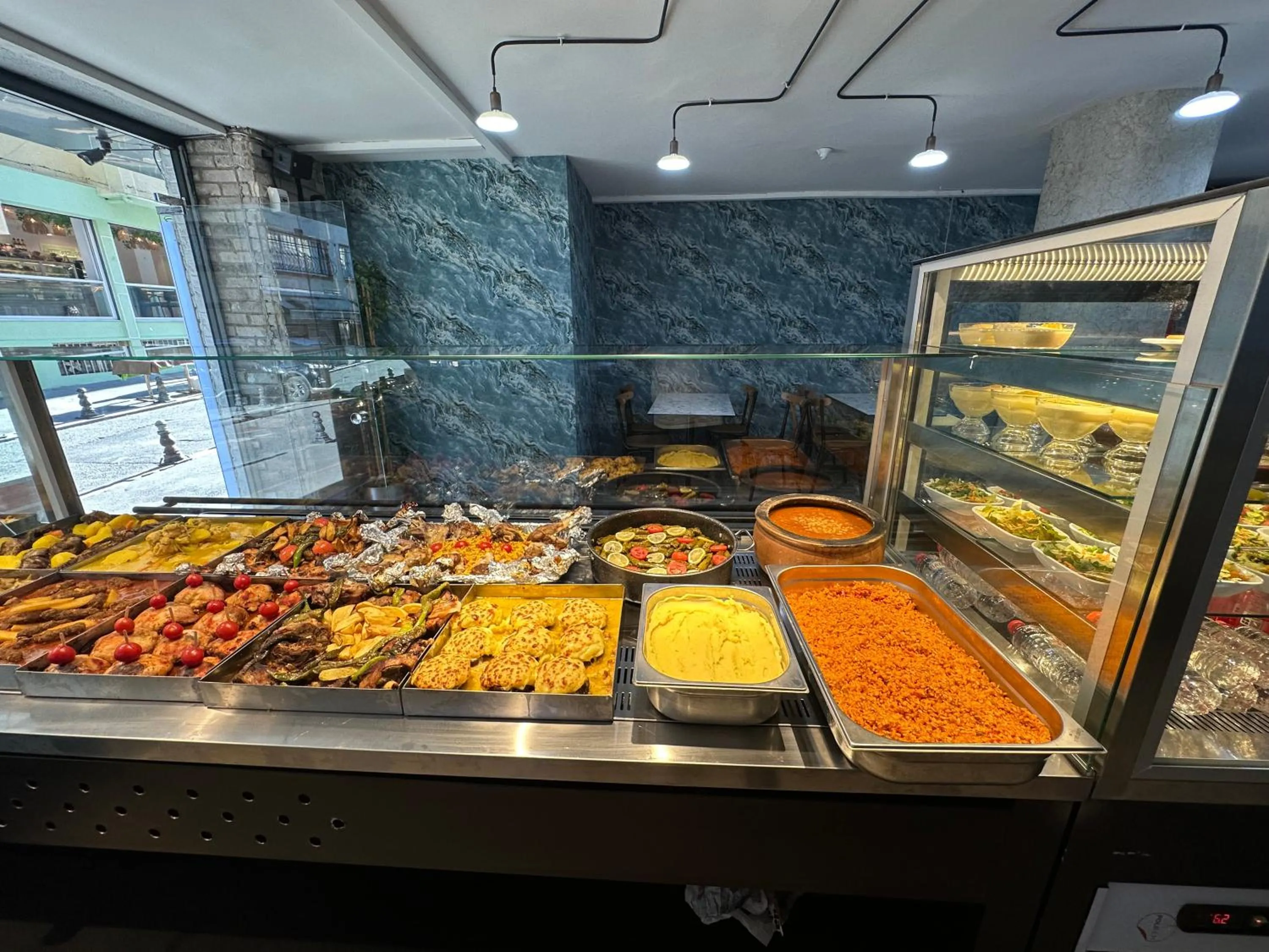 Restaurant/places to eat in The Queen Hotel