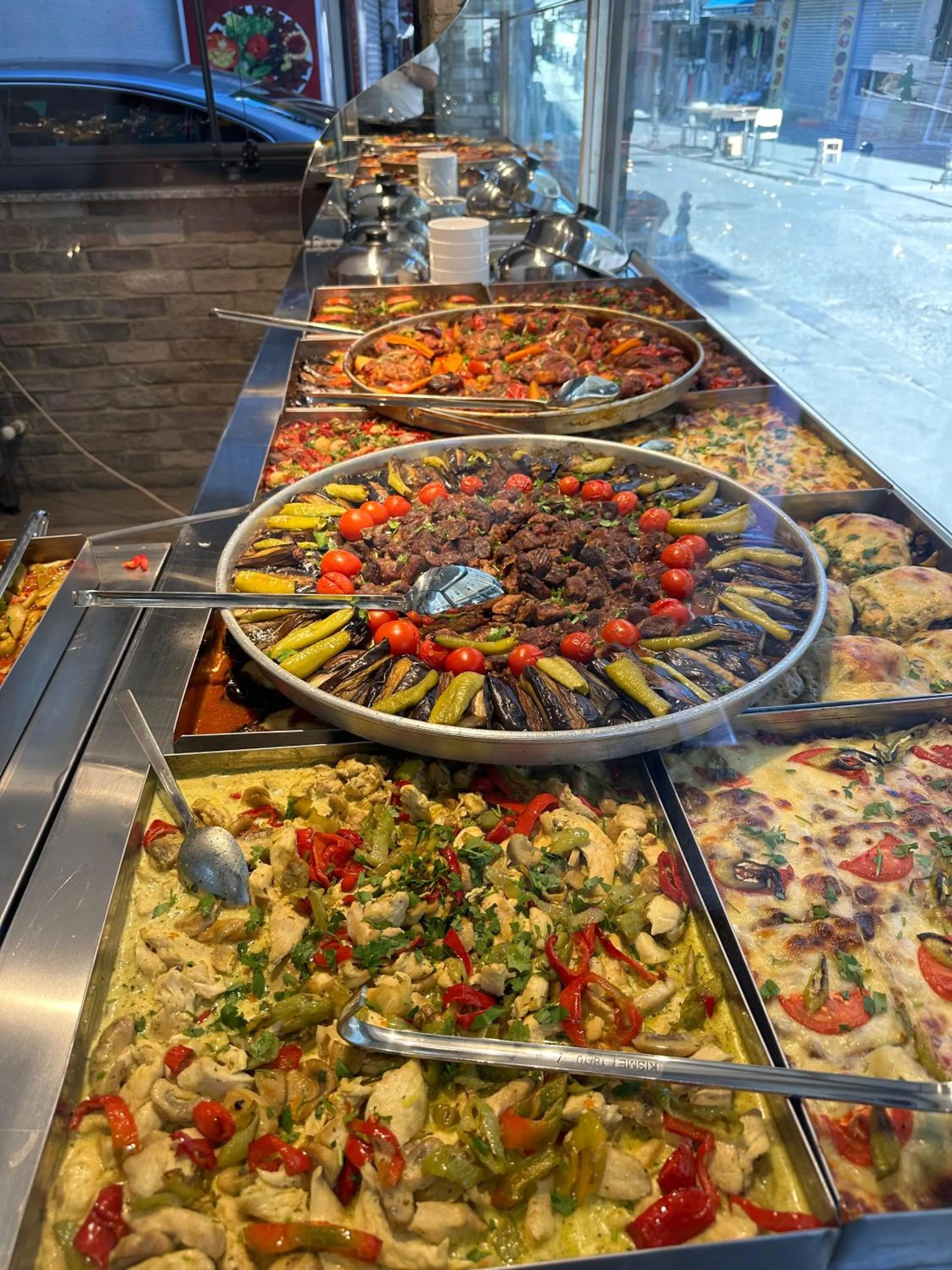 Restaurant/places to eat in The Queen Hotel