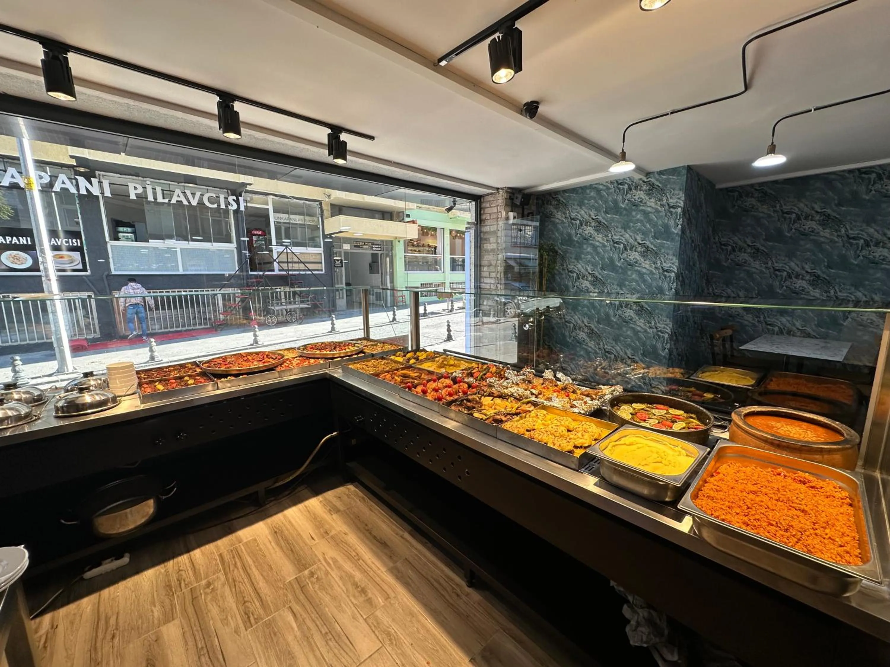 Restaurant/places to eat in The Queen Hotel