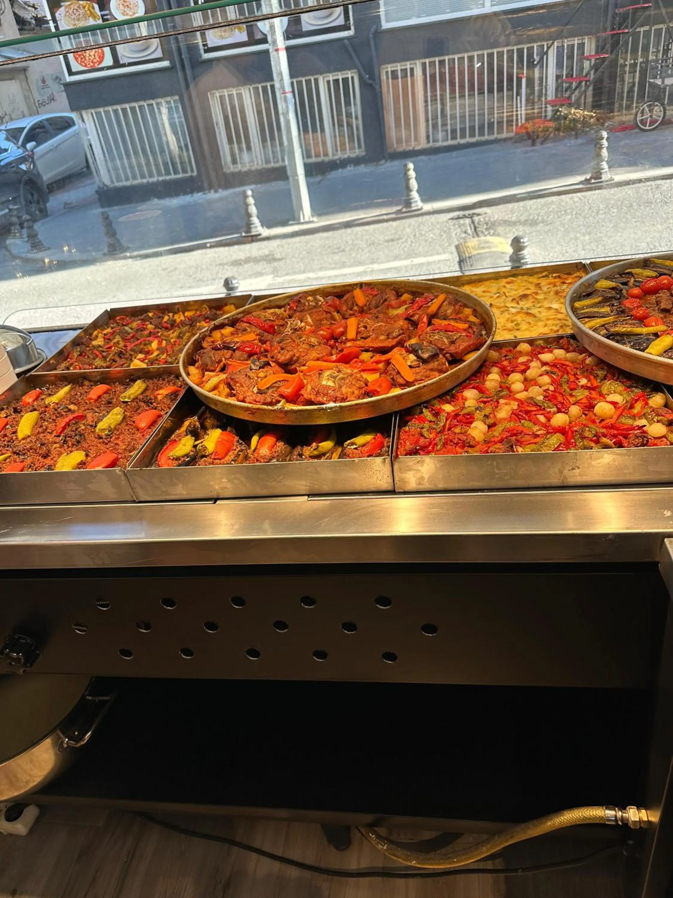 Restaurant/places to eat in The Queen Hotel