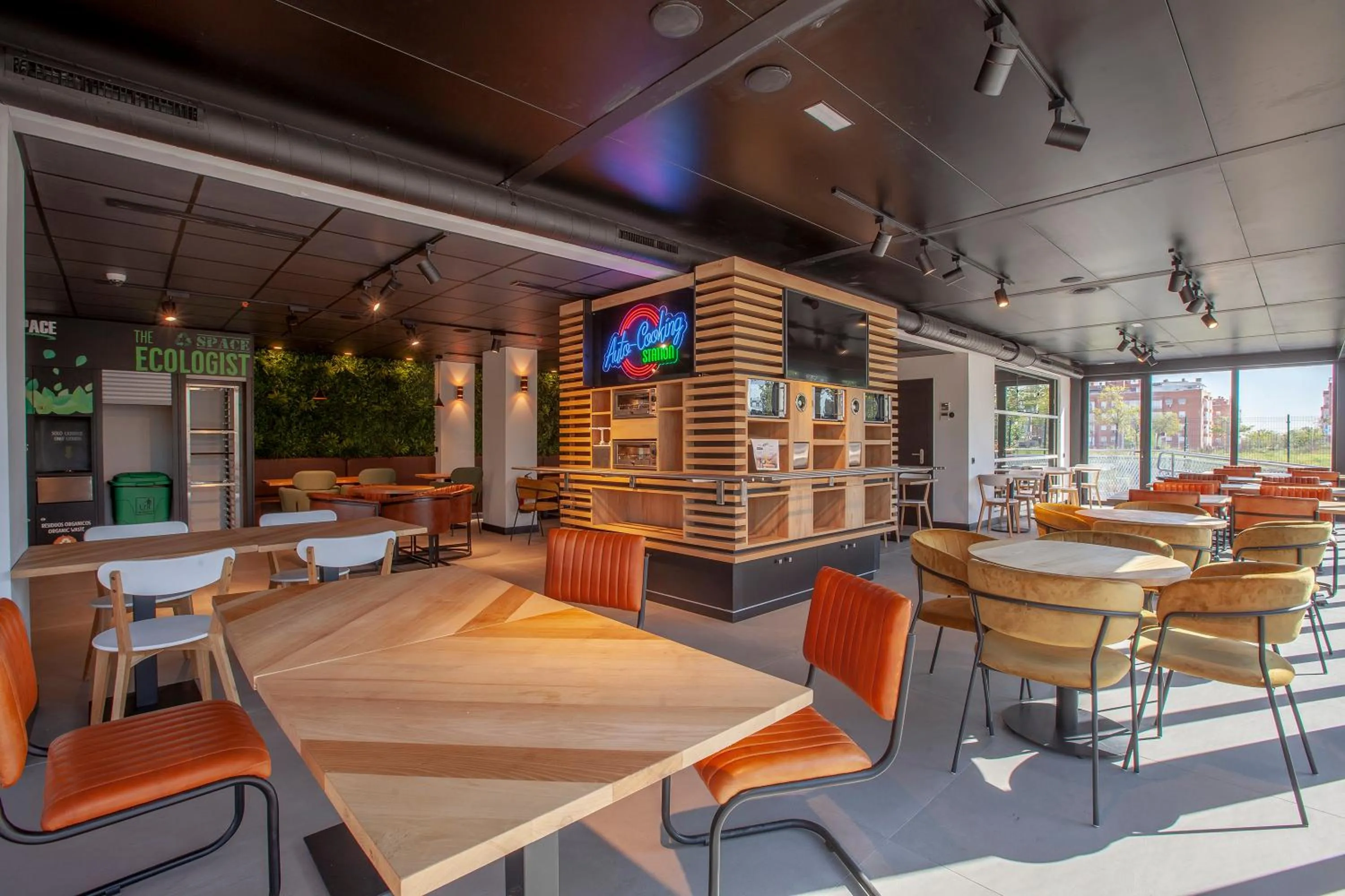 Restaurant/places to eat in Vértice Roomspace