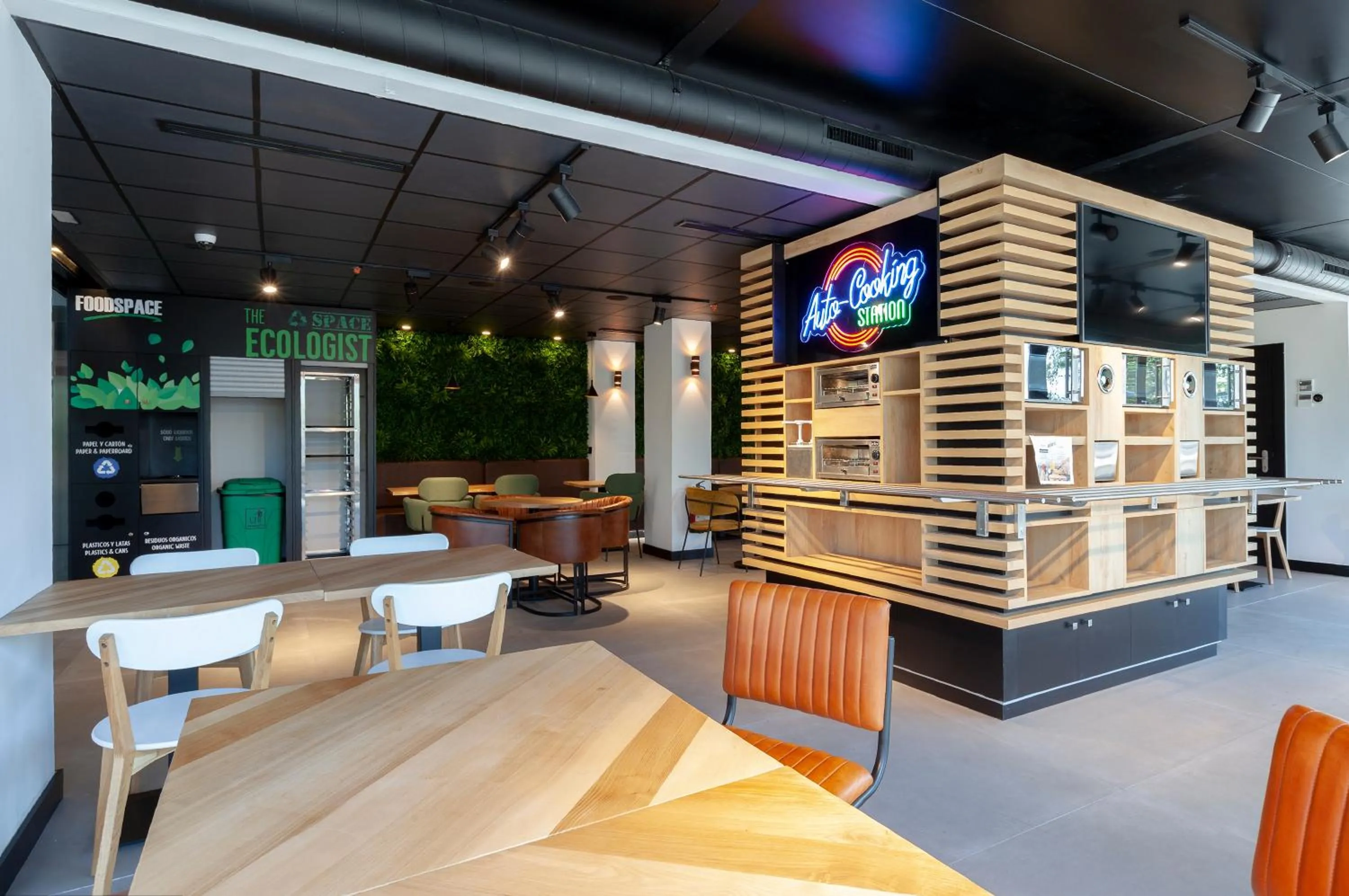 Restaurant/places to eat in Vértice Roomspace