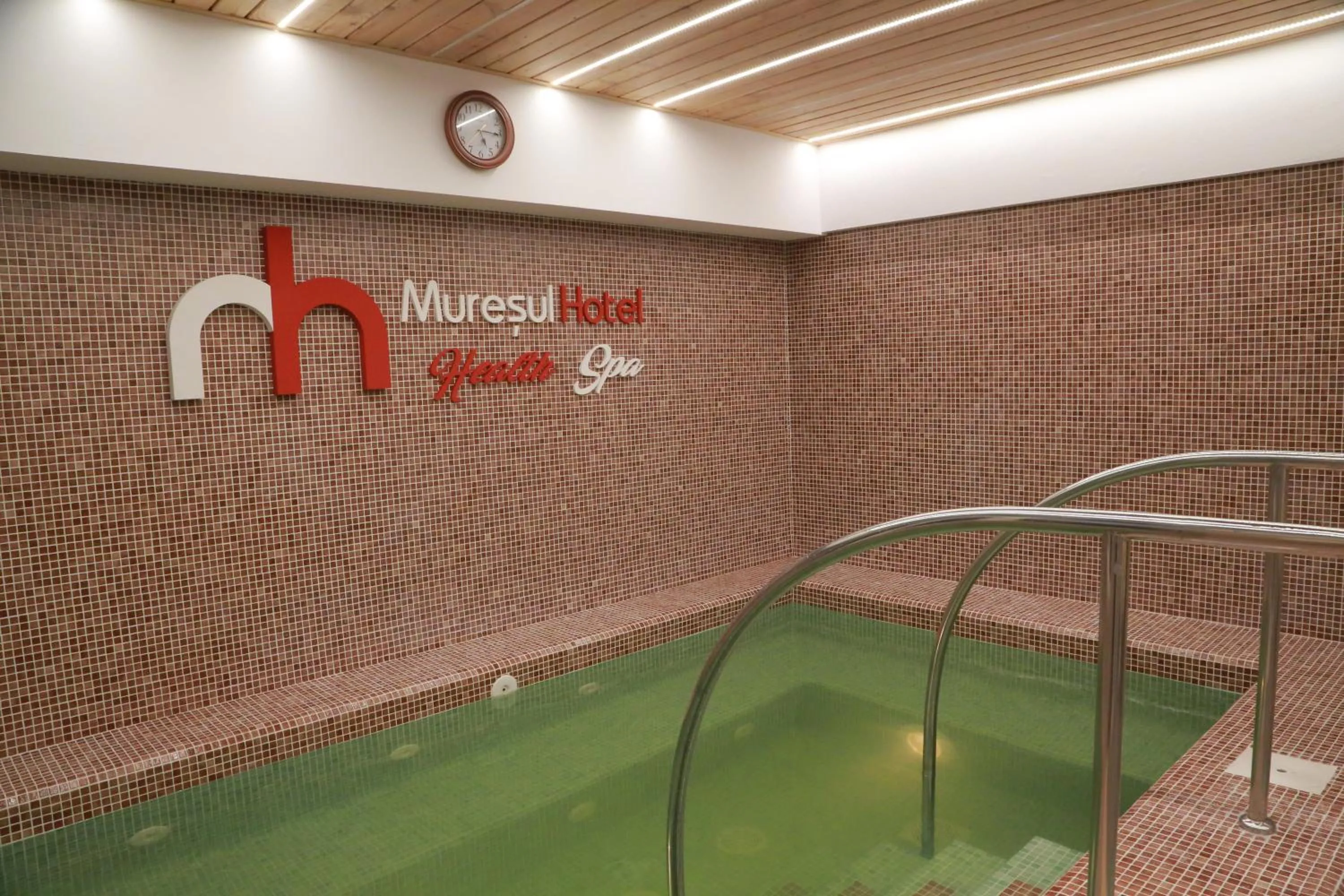 Swimming pool in Hotel Muresul Health Spa