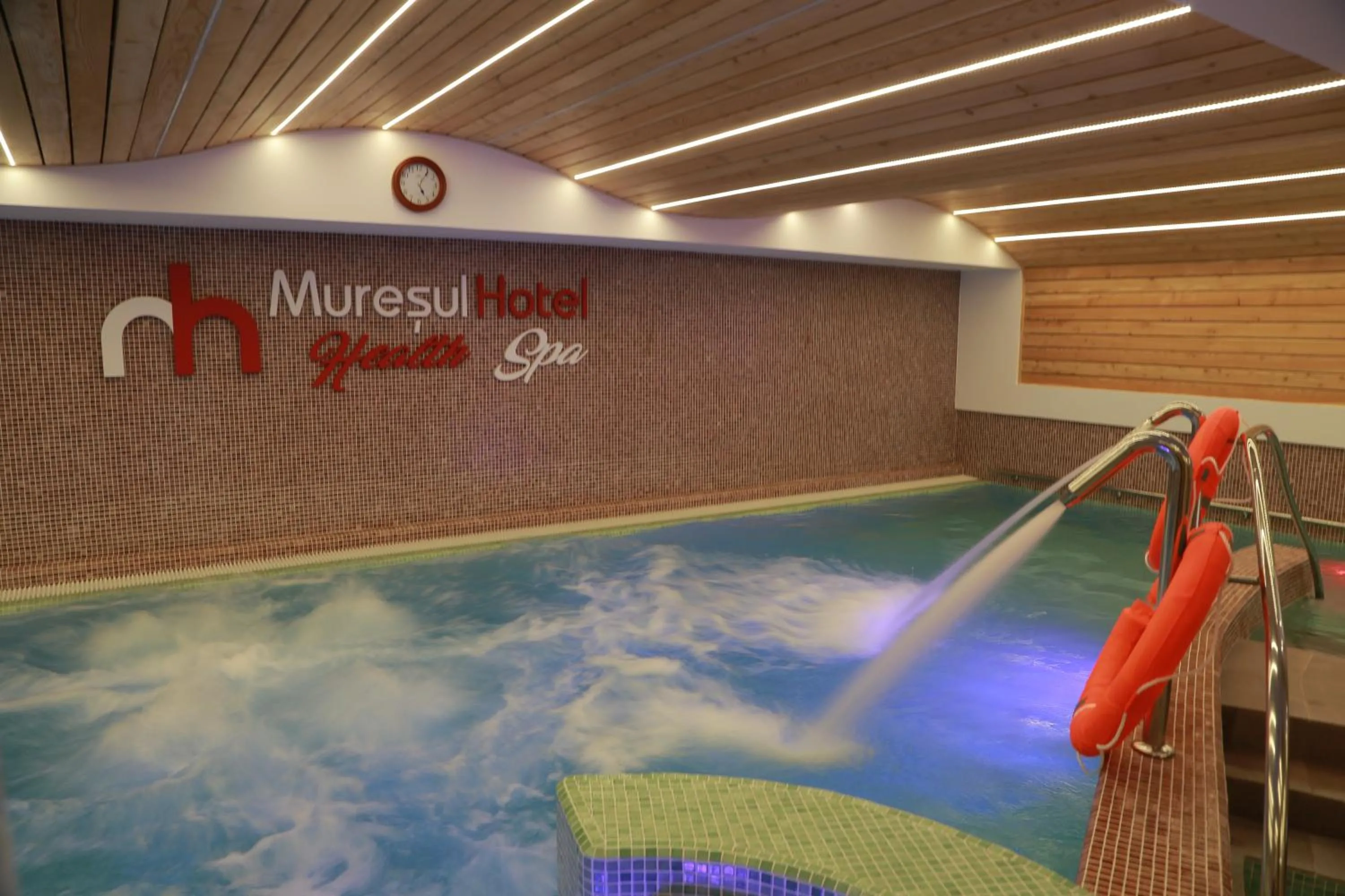 Swimming pool in Hotel Muresul Health Spa