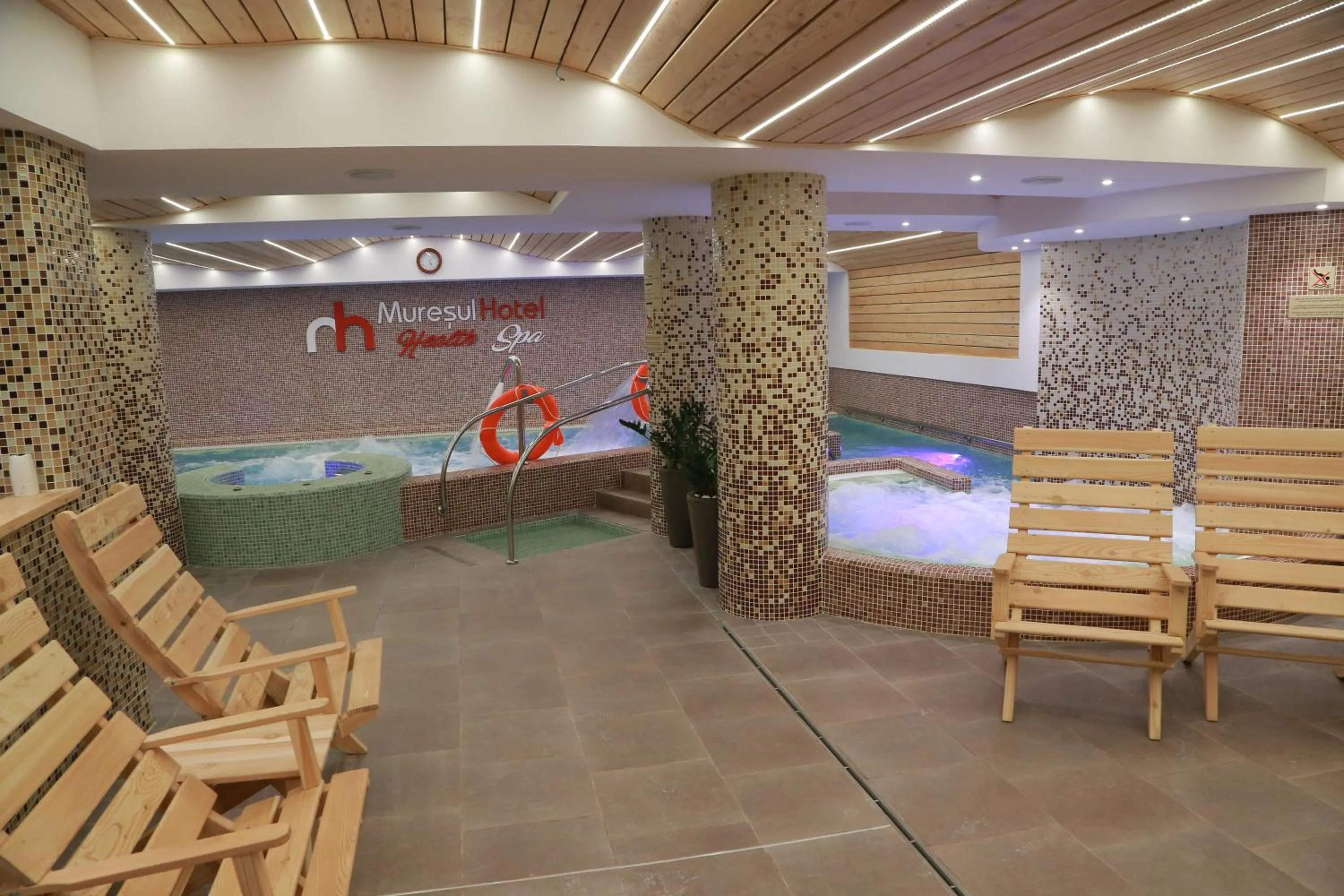 Seating area in Hotel Muresul Health Spa