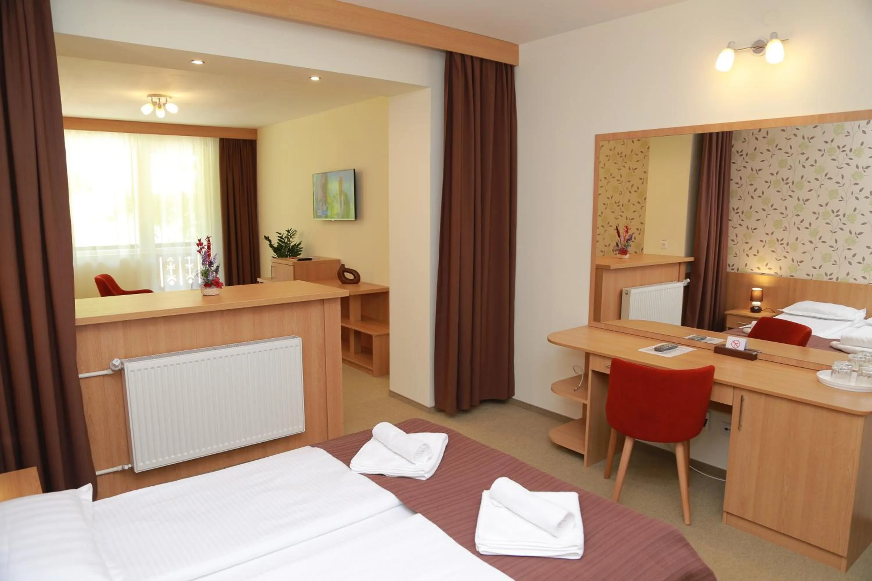 Living room, Bed in Hotel Muresul Health Spa