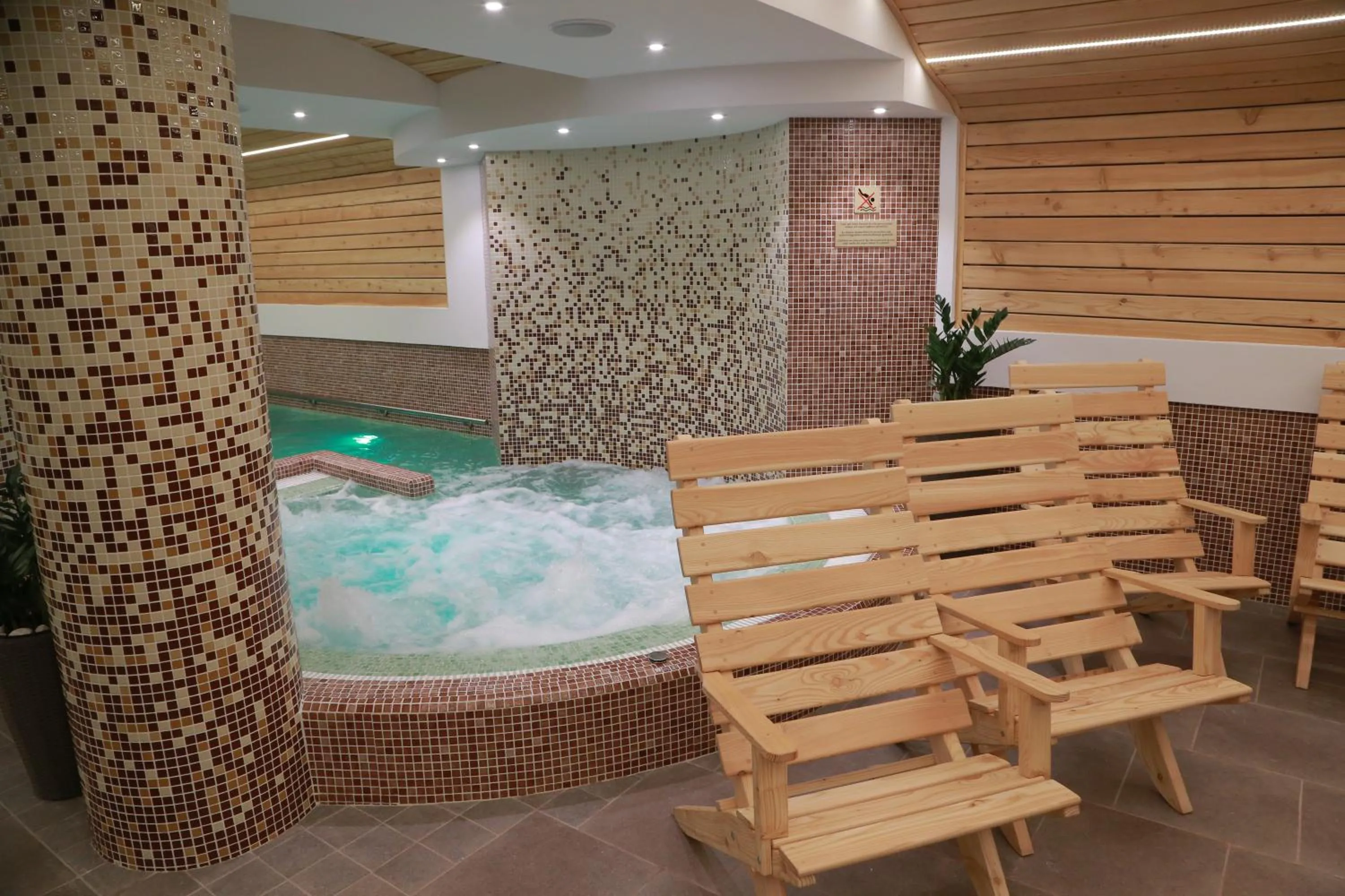 Swimming pool in Hotel Muresul Health Spa