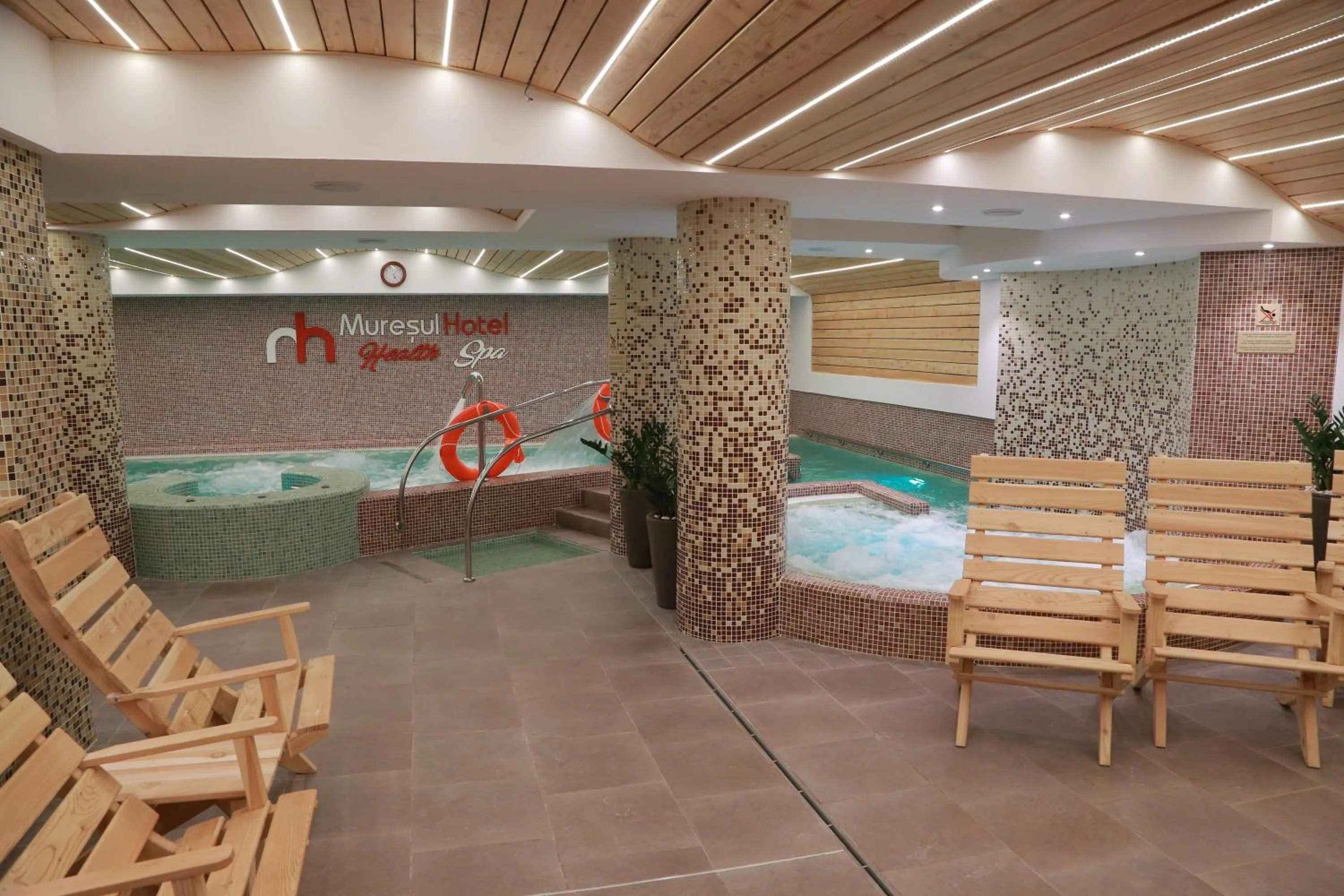 Swimming pool in Hotel Muresul Health Spa