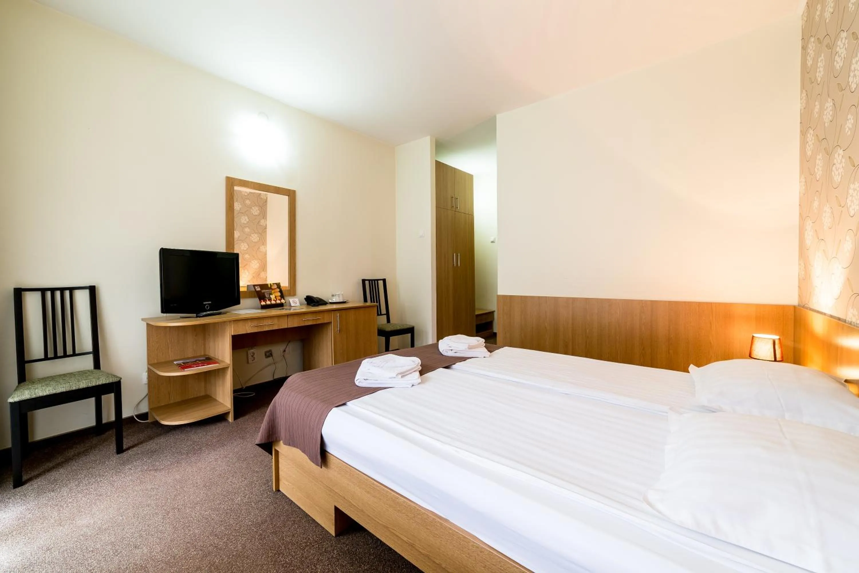 Bed in Hotel Muresul Health Spa