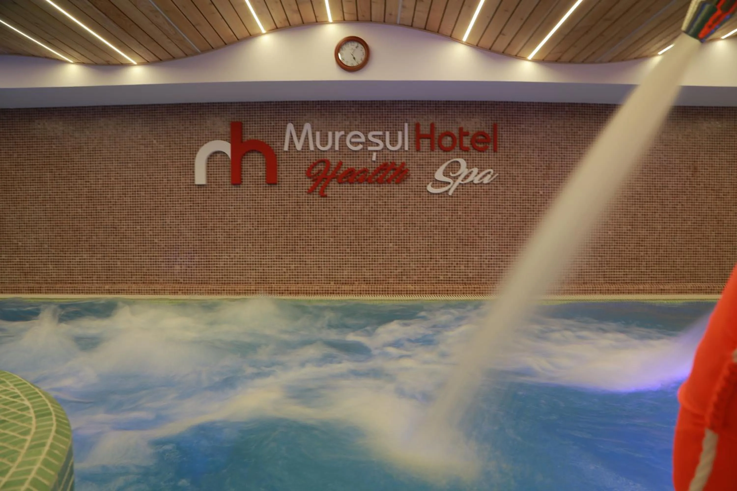 Swimming pool in Hotel Muresul Health Spa