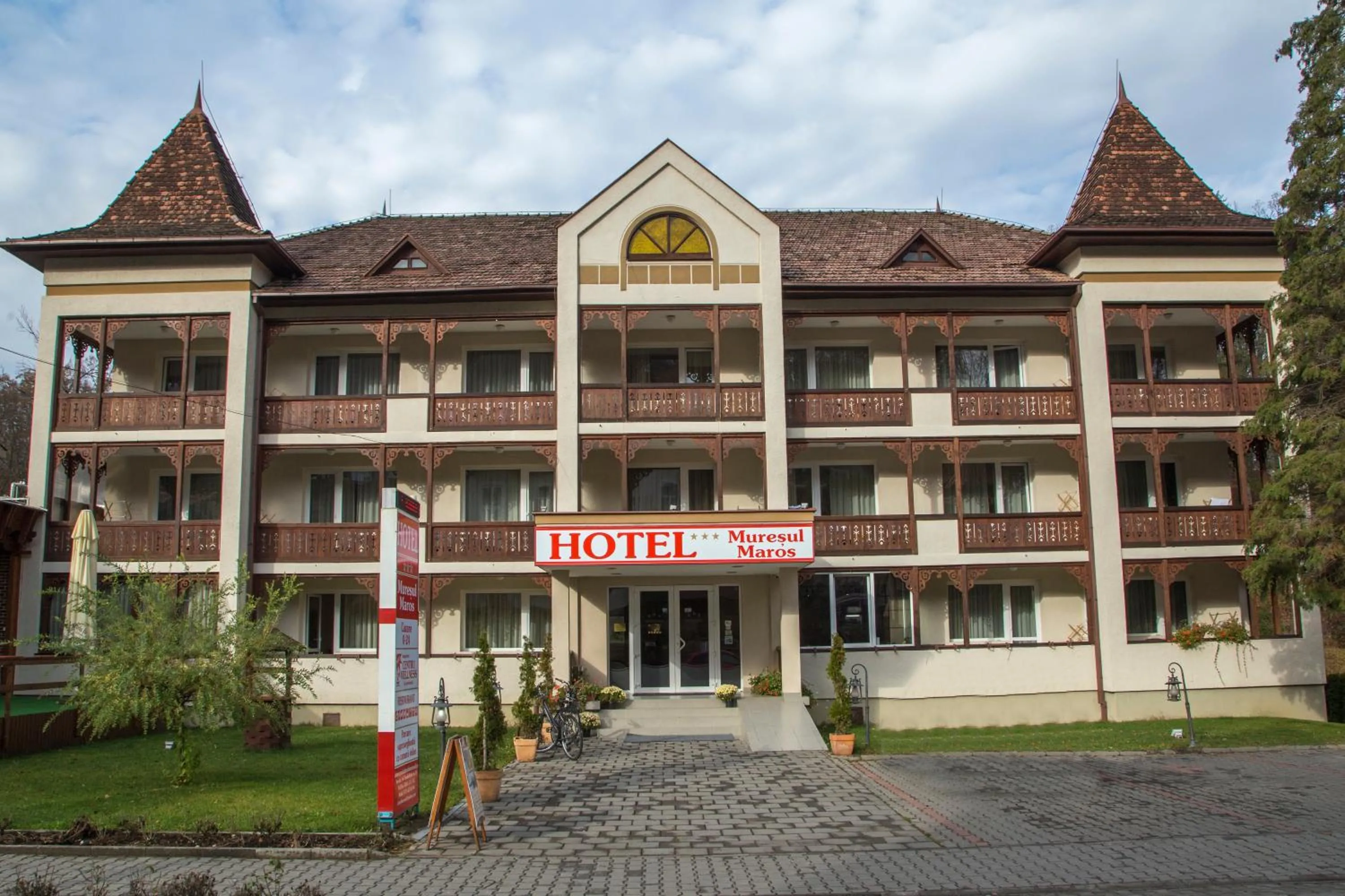 Property building in Hotel Muresul Health Spa