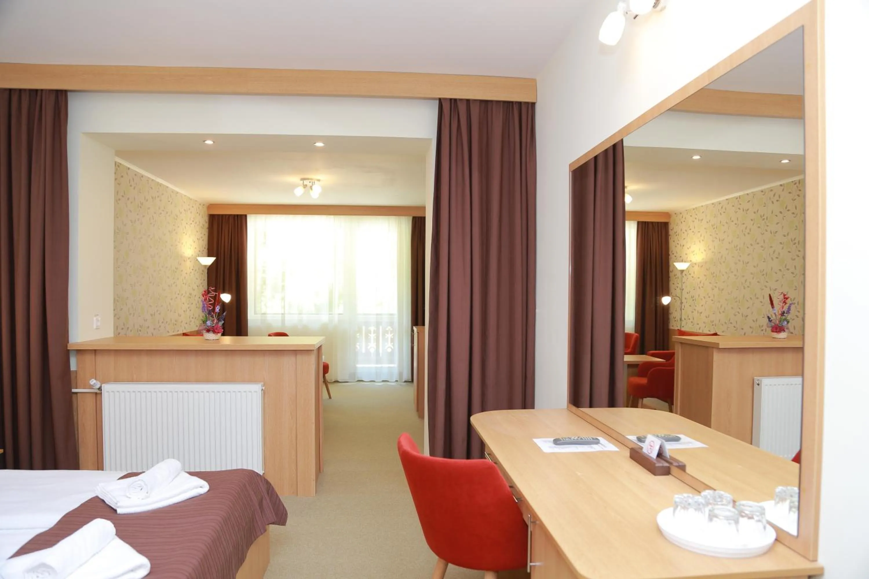 Living room, Bed in Hotel Muresul Health Spa