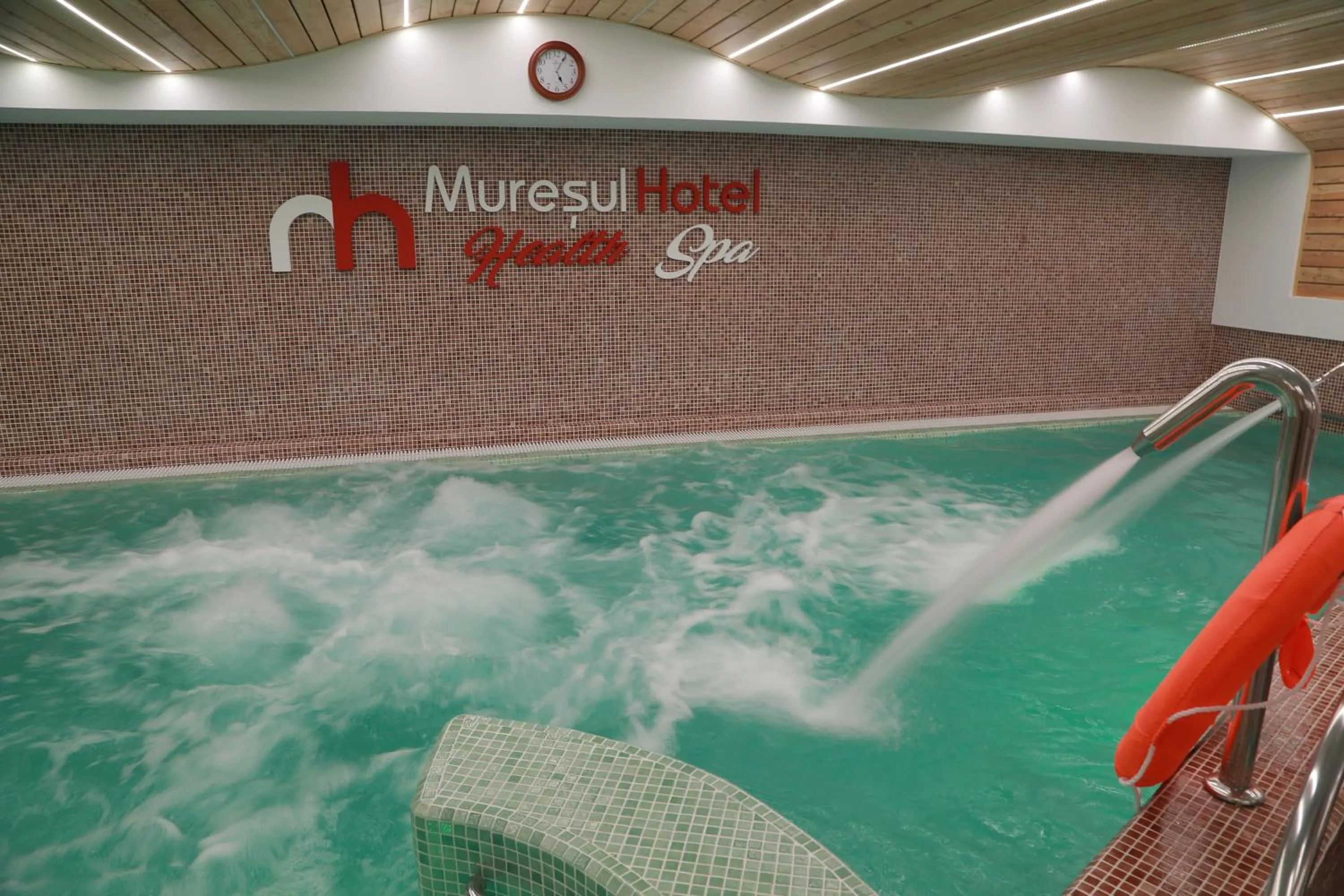 Swimming pool in Hotel Muresul Health Spa