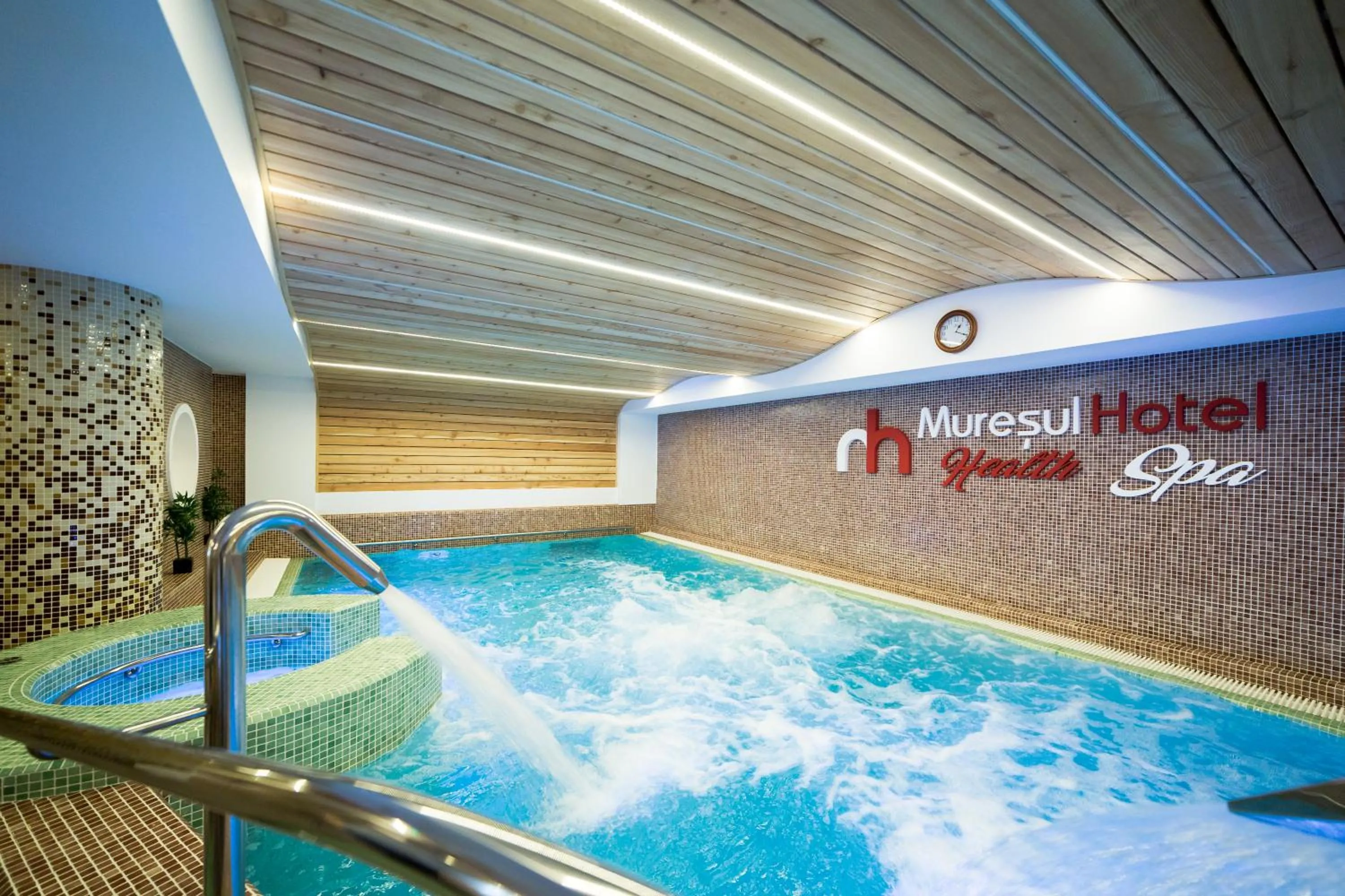 Swimming pool in Hotel Muresul Health Spa