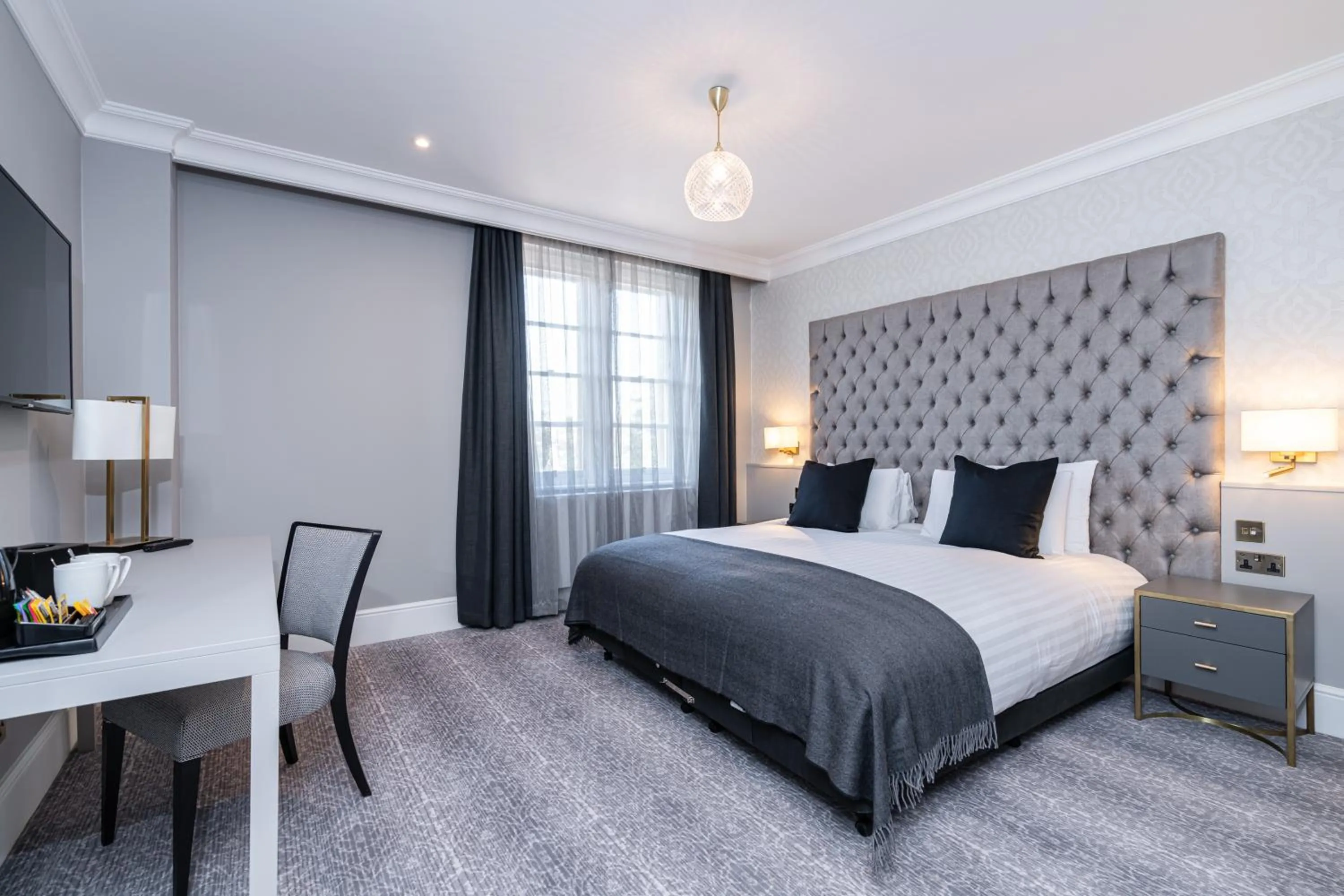 Photo of the whole room, Bed in Easthampstead Park