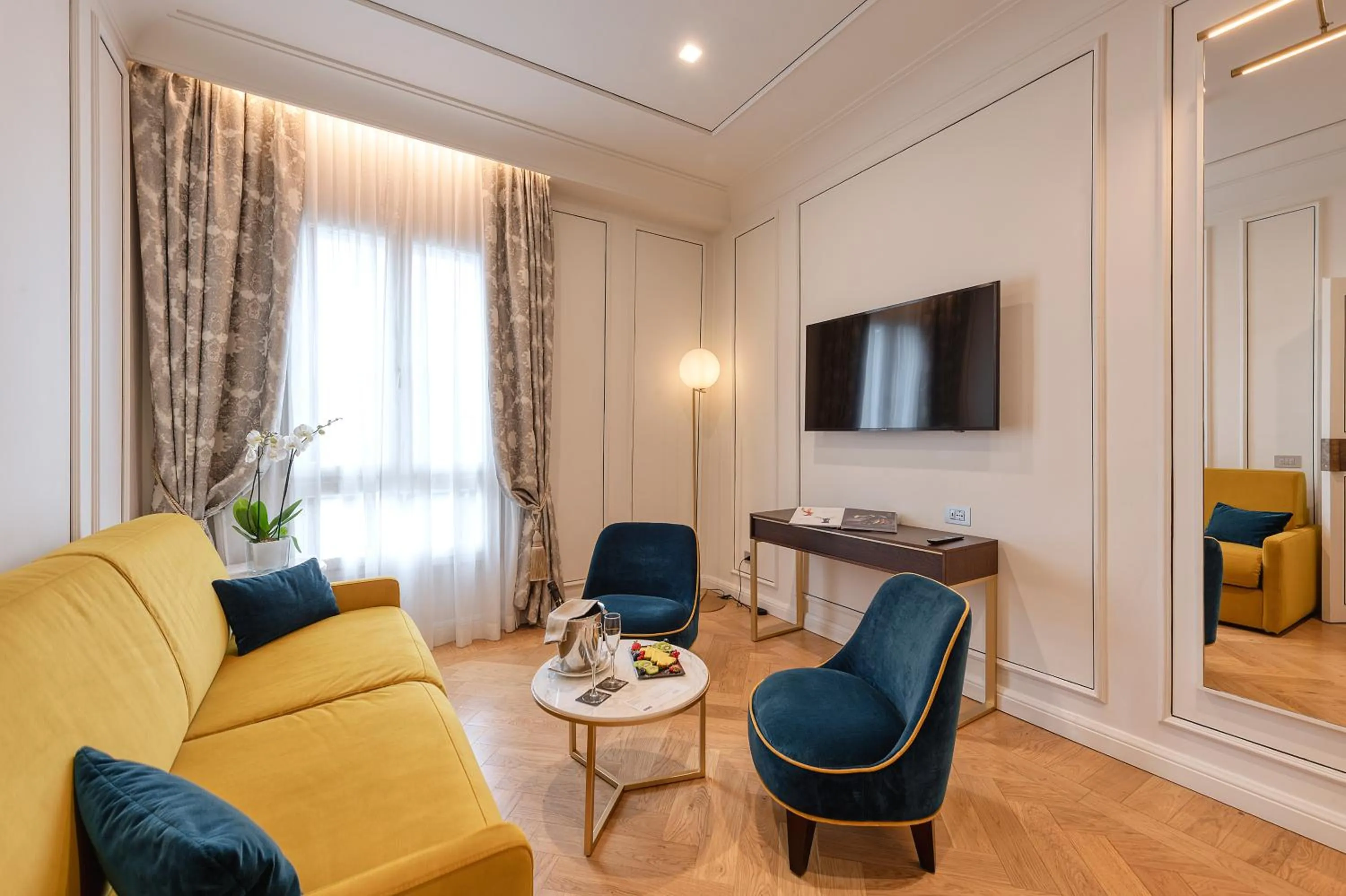 TV and multimedia in H10 Palazzo Canova