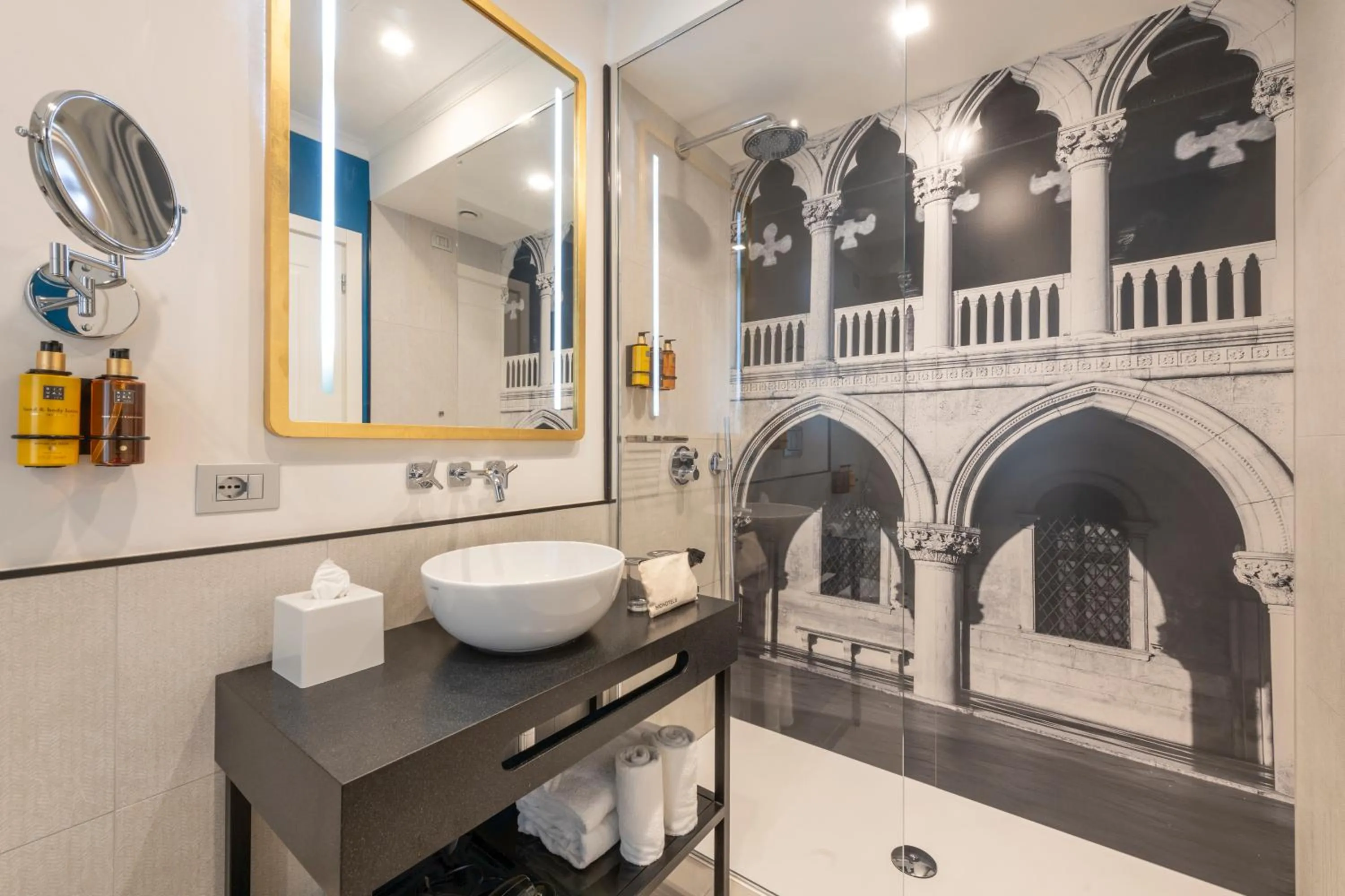 Shower in H10 Palazzo Canova