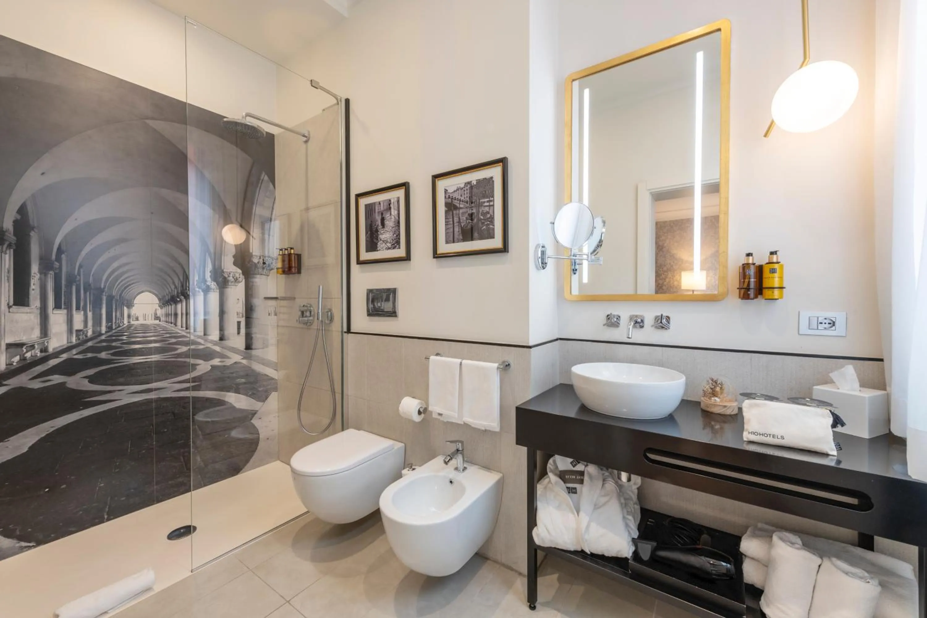 Shower in H10 Palazzo Canova