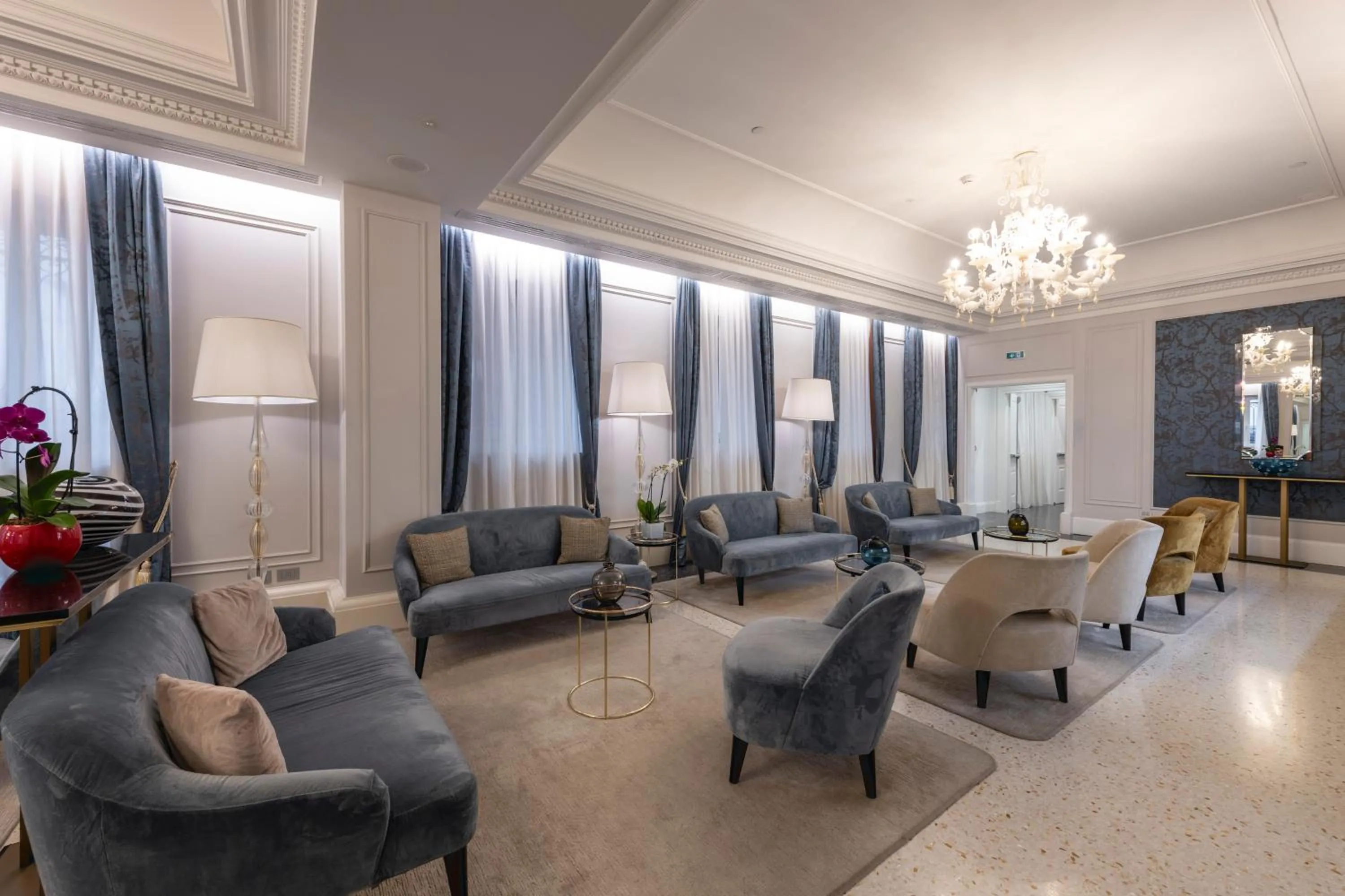 Lobby or reception in H10 Palazzo Canova