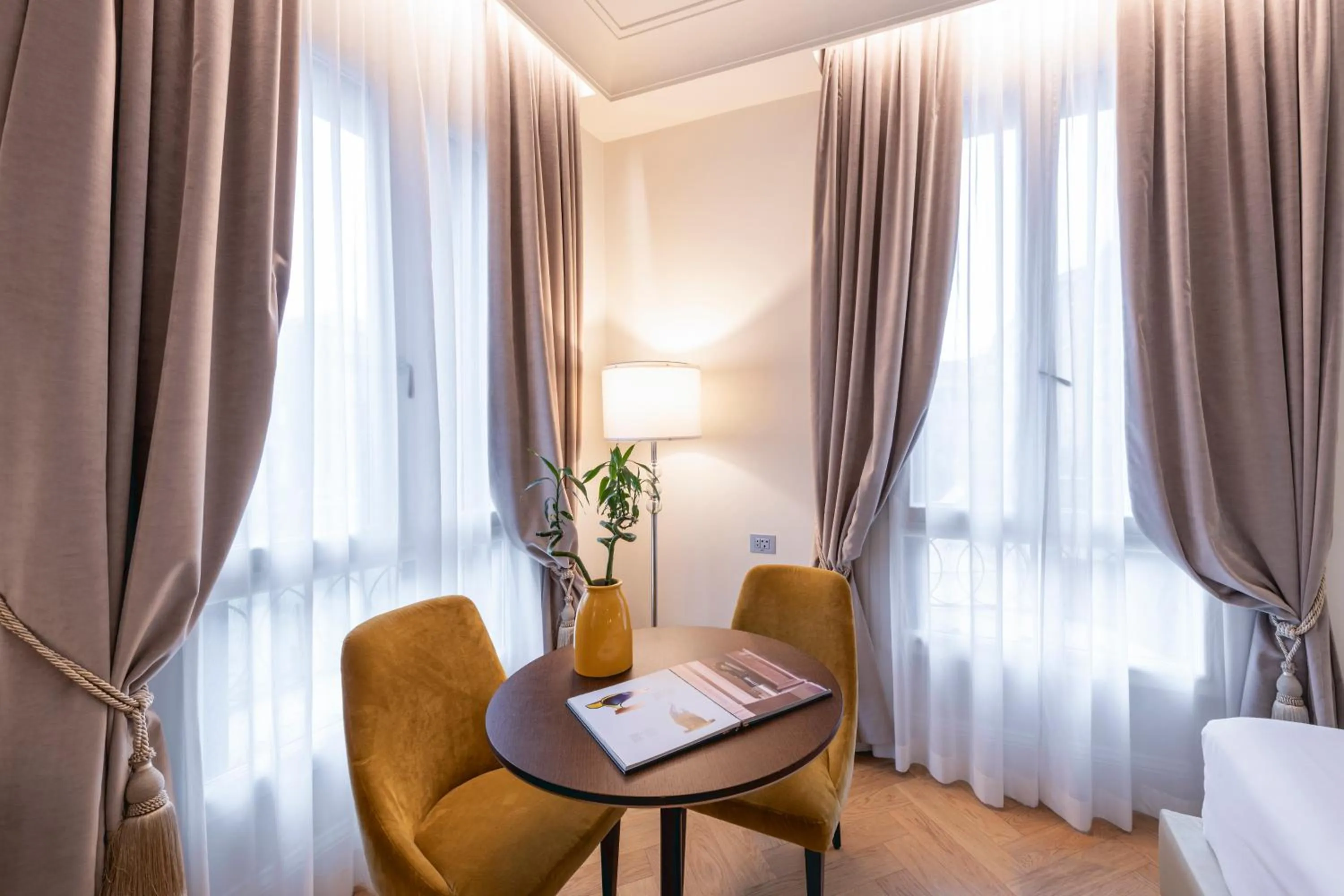 Decorative detail, Bed in H10 Palazzo Canova