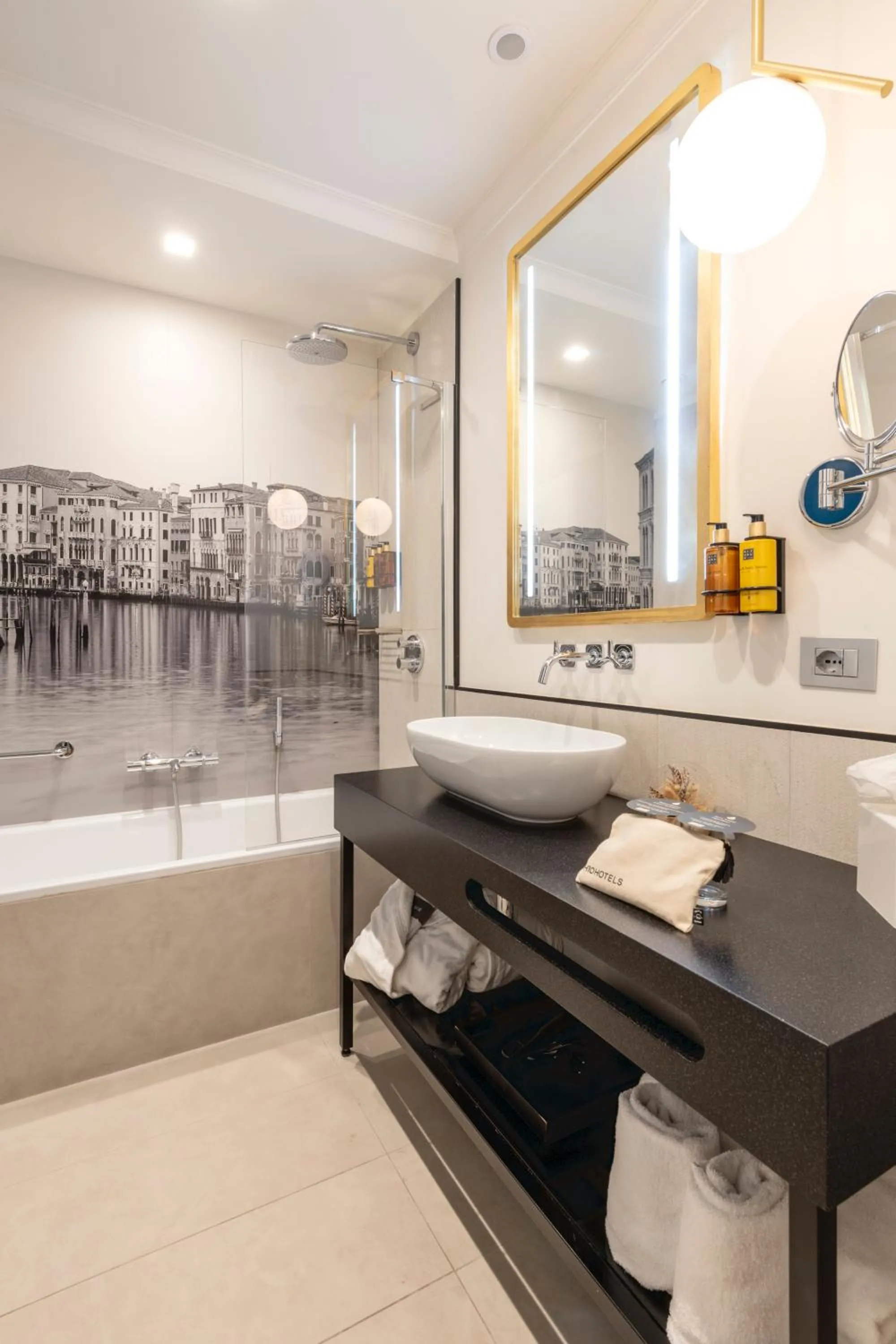 Bathroom in H10 Palazzo Canova