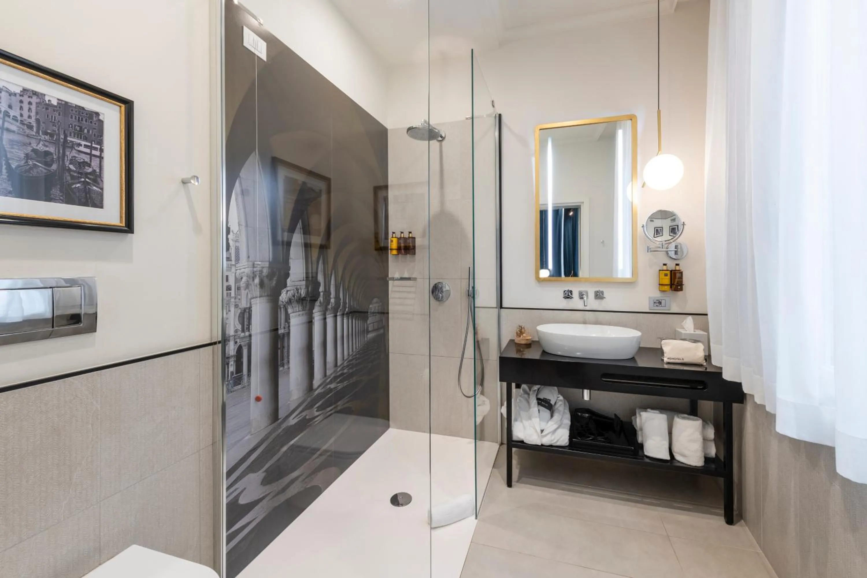 Shower in H10 Palazzo Canova