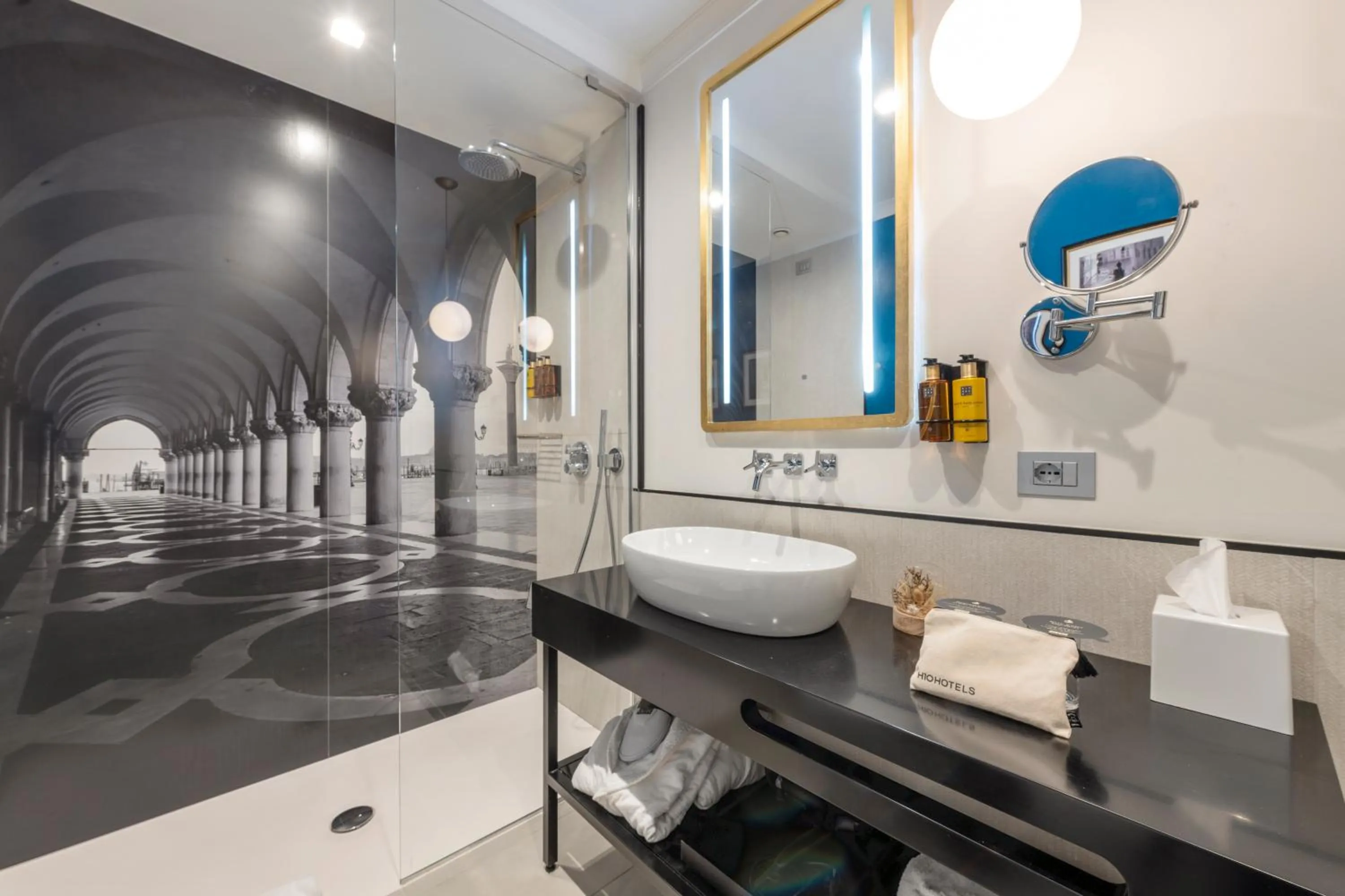 Shower in H10 Palazzo Canova