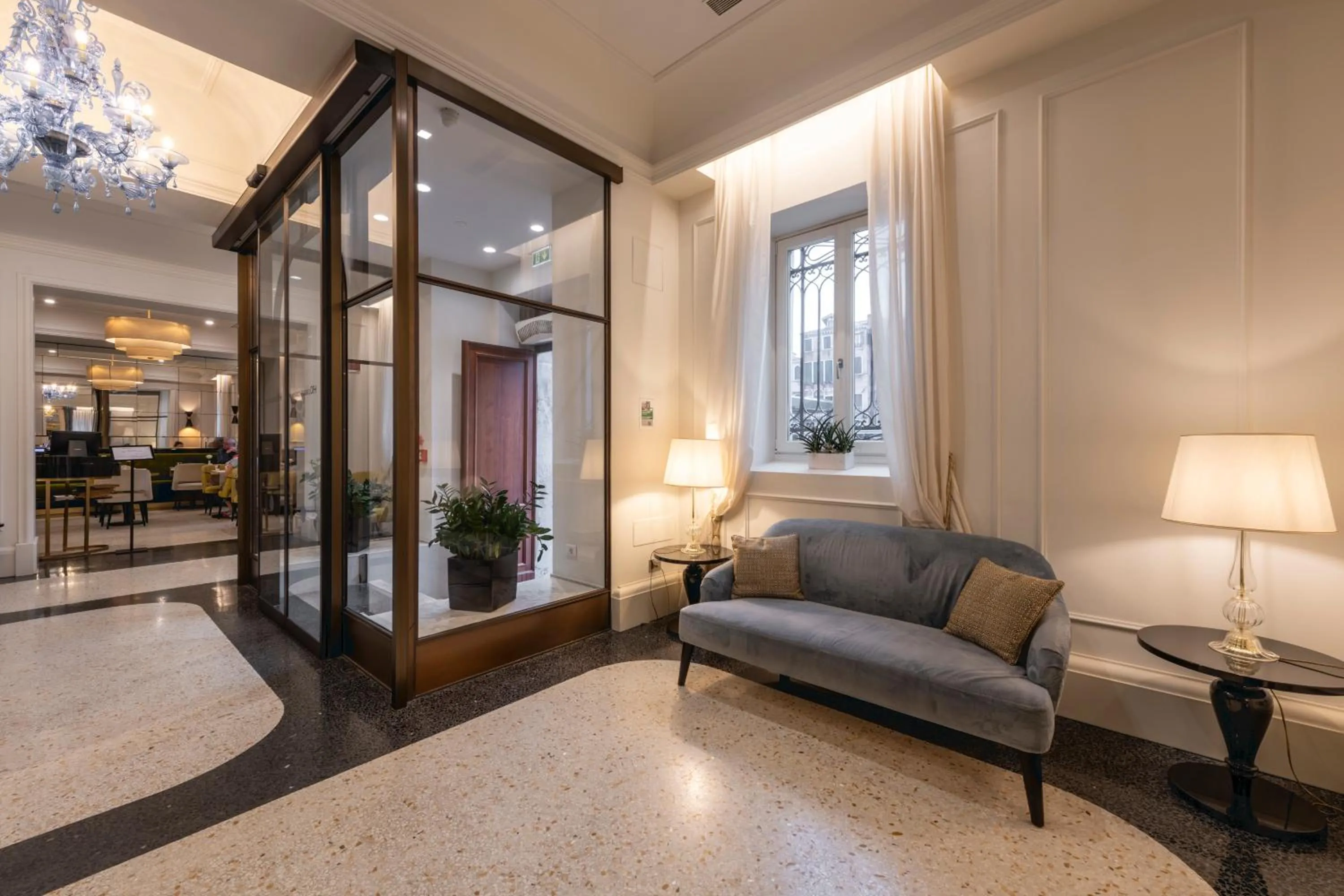 Lobby or reception in H10 Palazzo Canova
