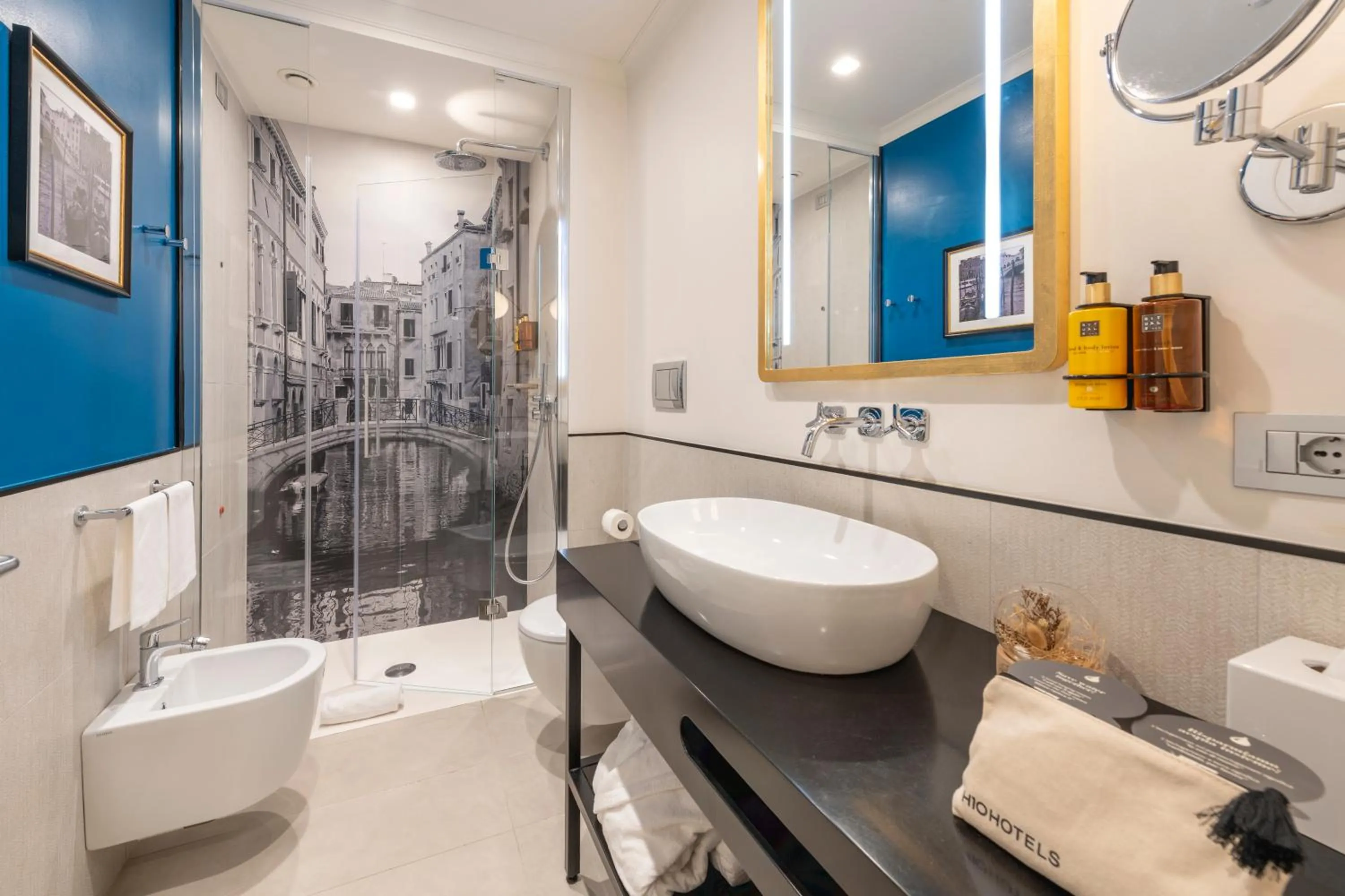 Shower in H10 Palazzo Canova