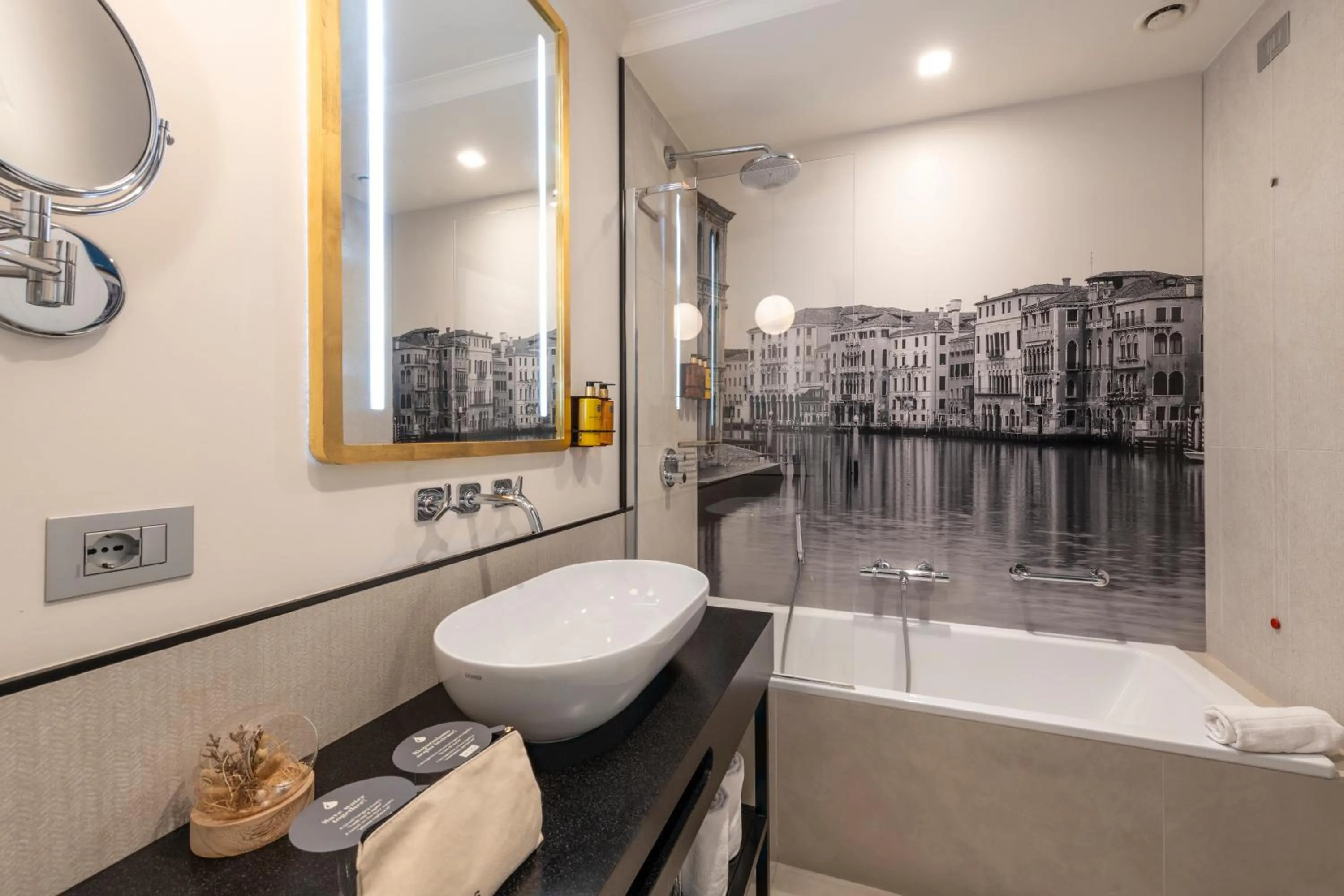 Bathroom in H10 Palazzo Canova